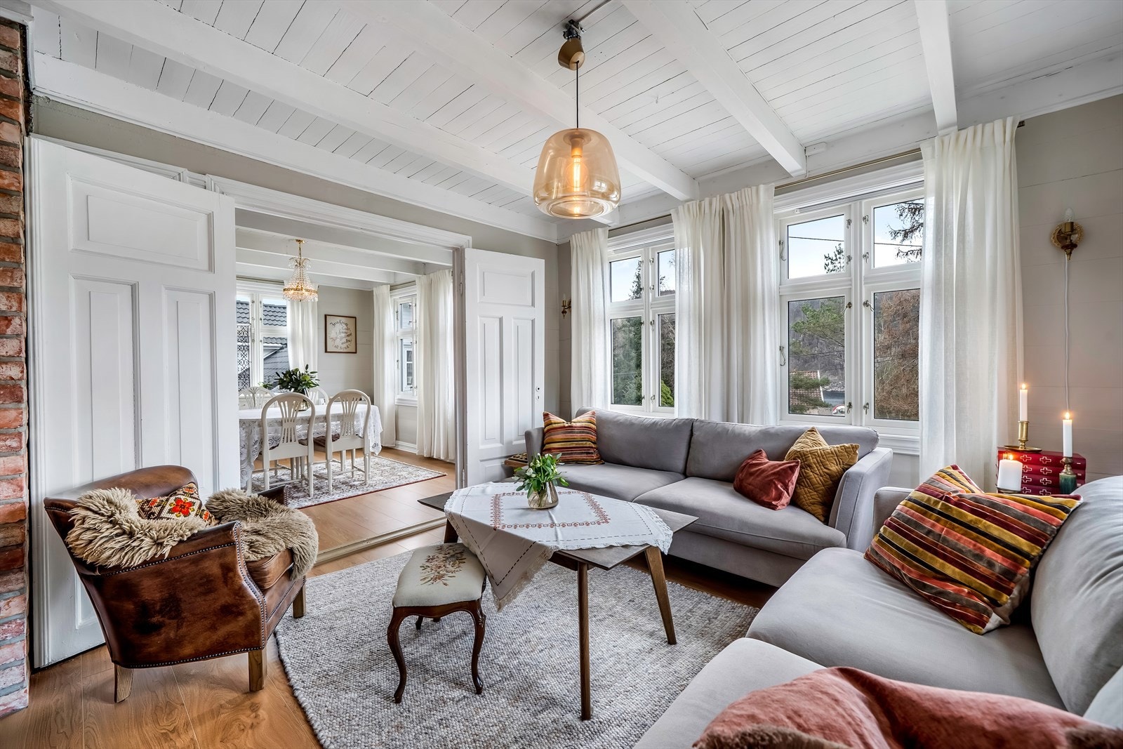 Koselig stue med bjelker i taket. Galleribilde