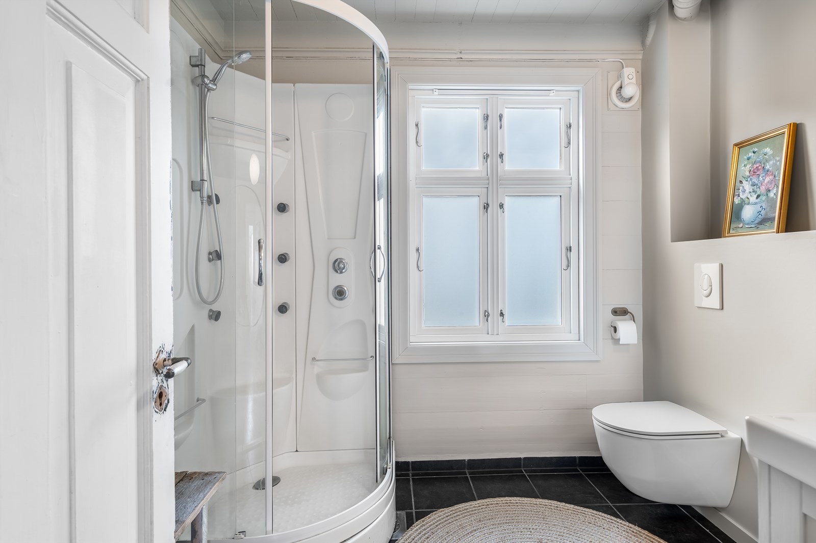 Bad hovedetasjen med fliselagt gulv. Galleribilde