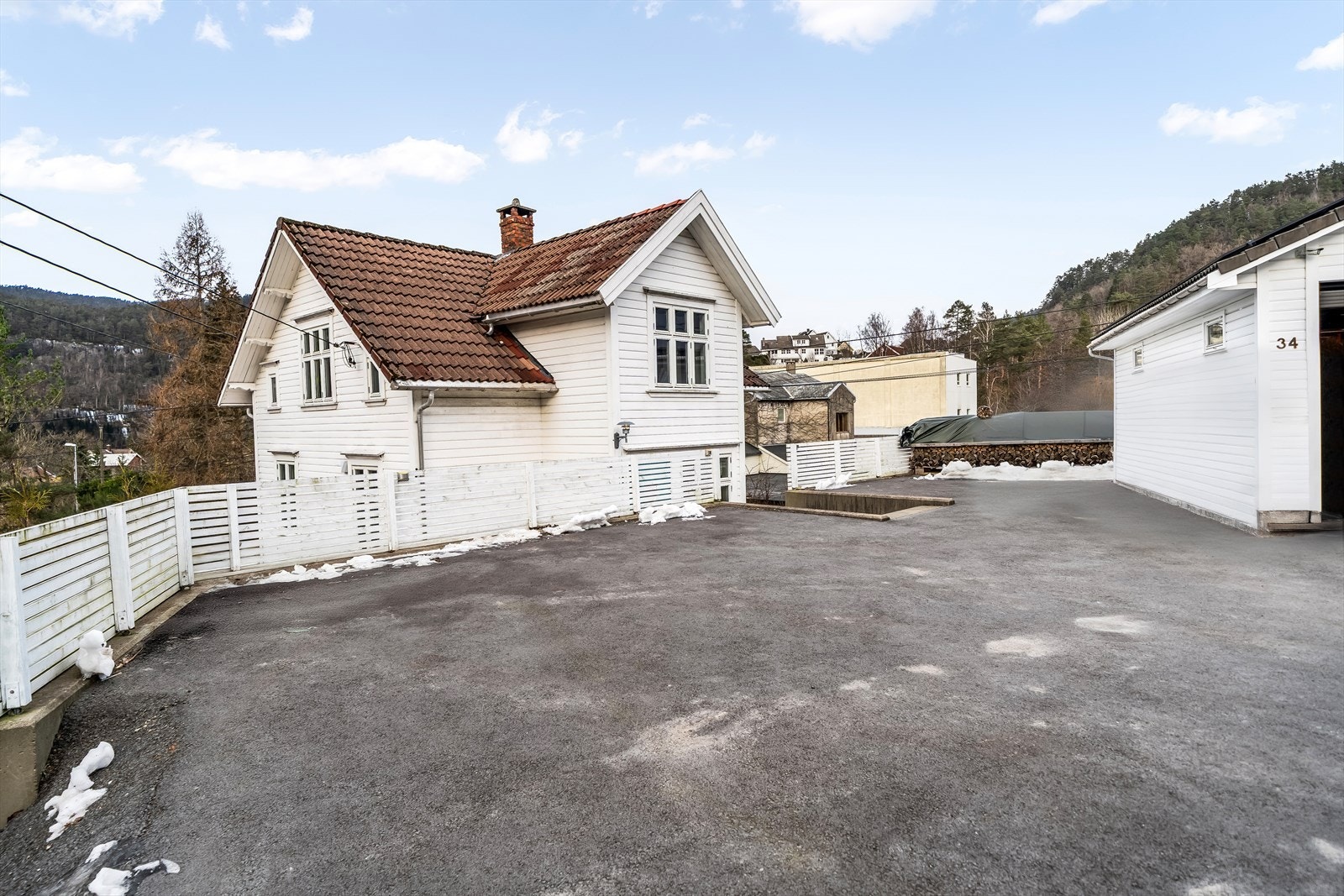 Gårdsplass med parkering. Galleribilde