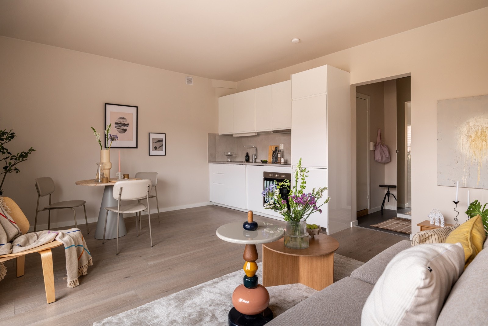 I stuen er det plass til sofagruppe med salongbord, mediemøblement med TV og et spisebord. Både bredbånd fra Telia (100mb linje) og varmtvann er inkludert i de lave felleskostnadene. Galleribilde