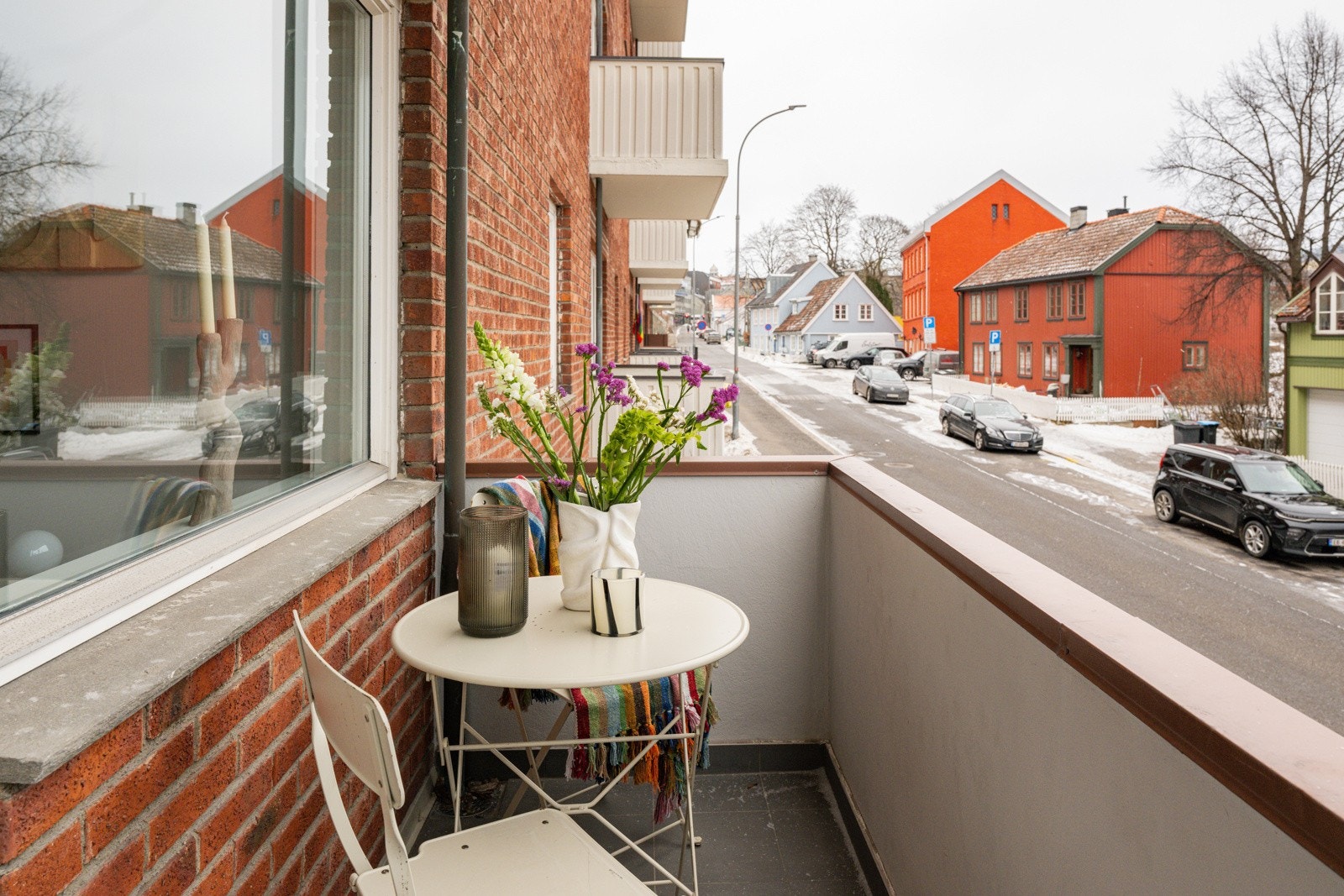 Balkongen er overbygget, har støpt dekke belagt med fliser og plass til en koselig sittegruppe. Galleribilde