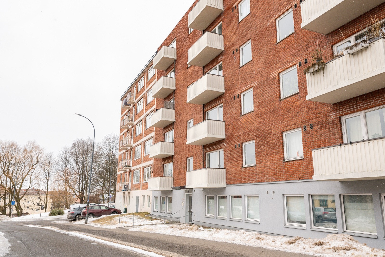 Leiligheten ligger sentralt til i et svært attraktivt boligområde sentralt på Sagene. Her bor du rett ved den gamle trehusbebyggelsen og med Akerselva med turveier rett utenfor døren. Galleribilde