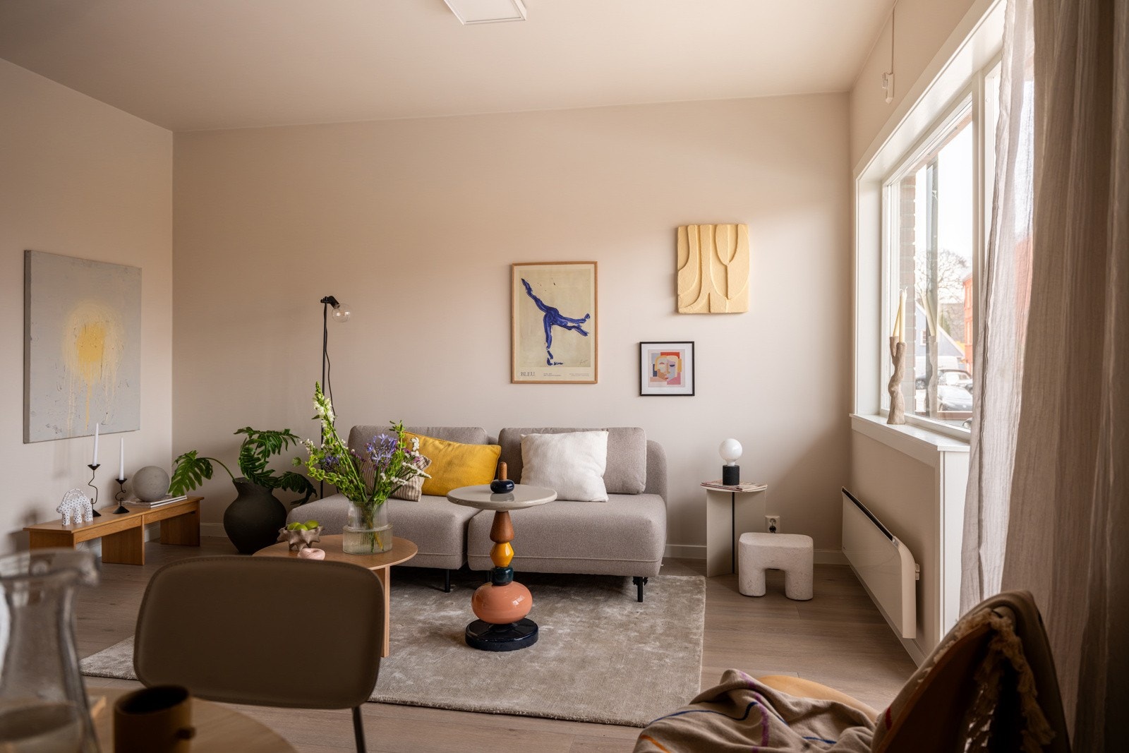 Stuen er det naturlige oppholdsrommet i leiligheten, og er et lyst, fint og luftig rom. Galleribilde