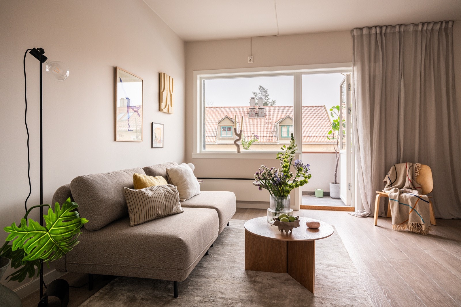 De store vindusflatene sørger for rikelig med naturlig lys, samtidig som det er lite innsyn og hyggelig utsyn. Galleribilde