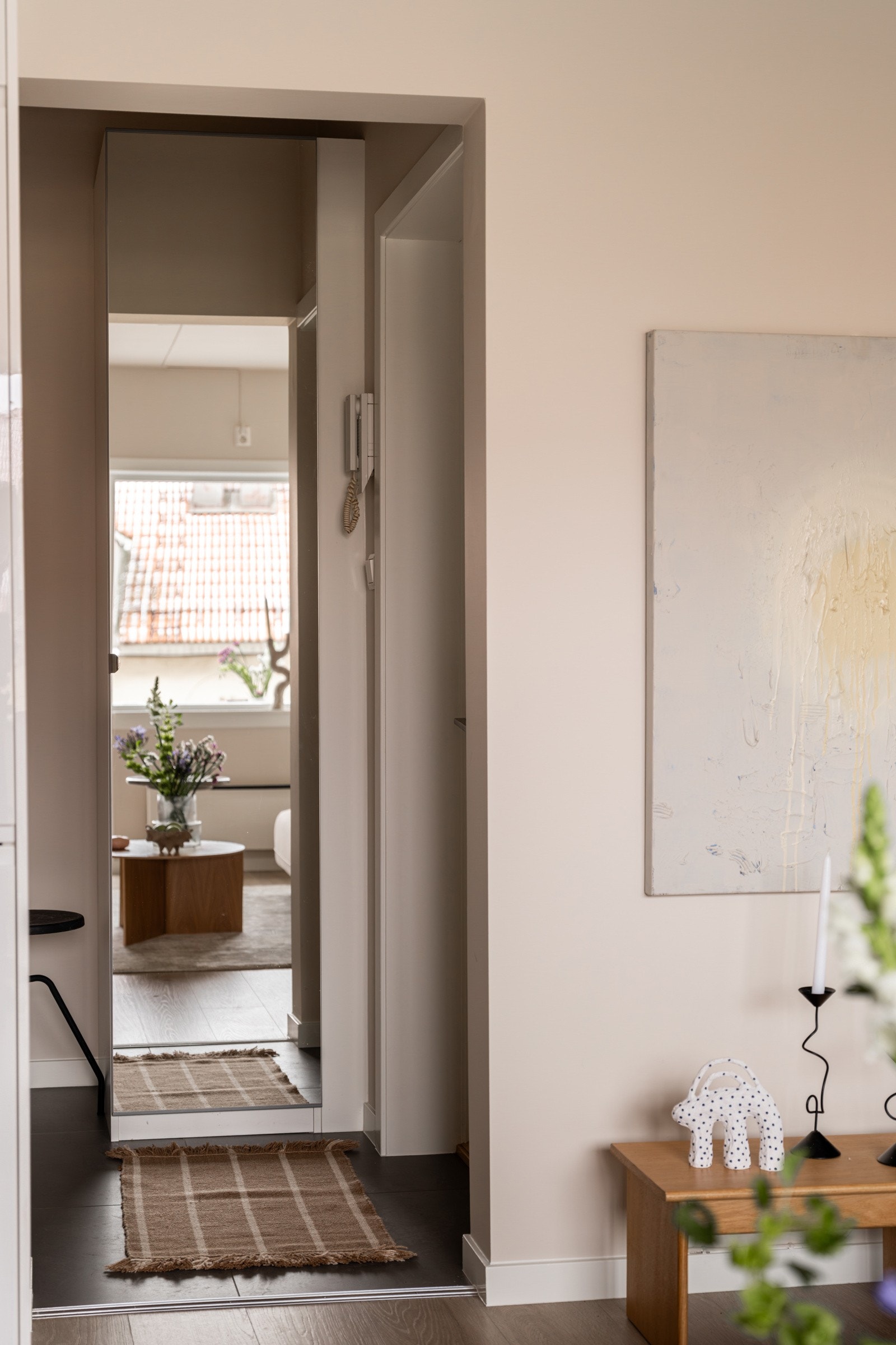 I entréen har du oppbevaringsplass i garderobeskap med speildør, samt ytterligere plass til sko og oppheng av yttertøy. Porttelefon montert på vegg ved inngangsdøren. Galleribilde