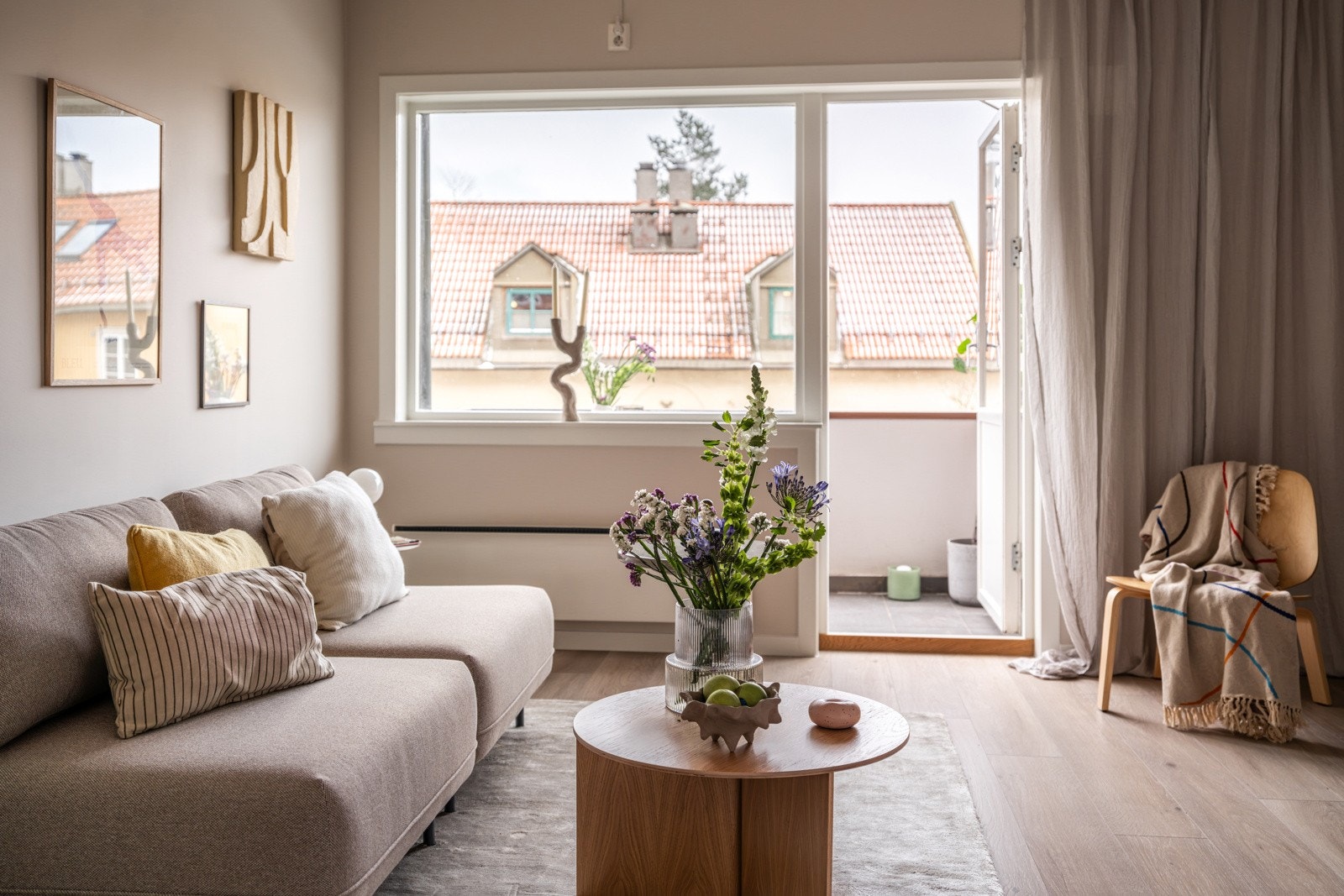 Vinduet har også bred vinduskarm som er perfekt for planter og dekor. Galleribilde