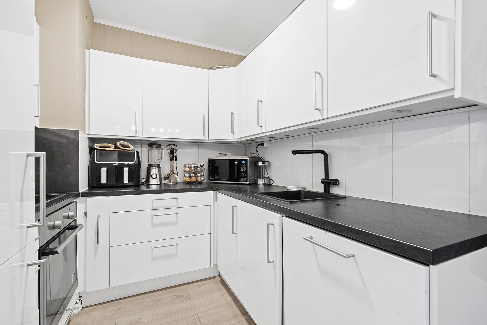 Kjøkken med integrerte hvitevarer Galleribilde