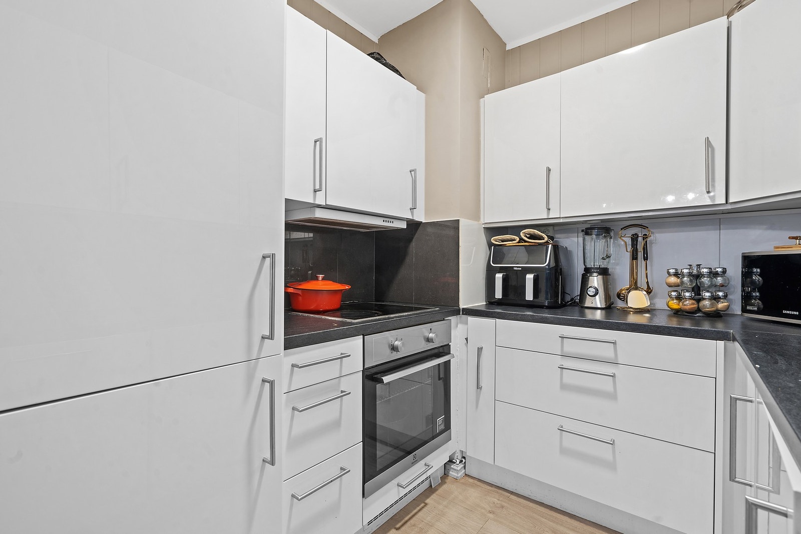 Kjøkken med integrerte hvitevarer Galleribilde