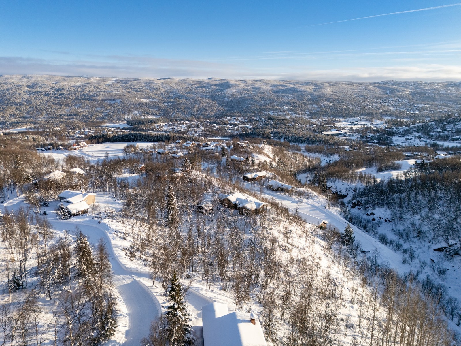 Eiendommen ligger på solsiden av dalen, med kort avstand til Geilo sentrum, tilbys fasiliteter og aktiviteter året rundt Galleribilde