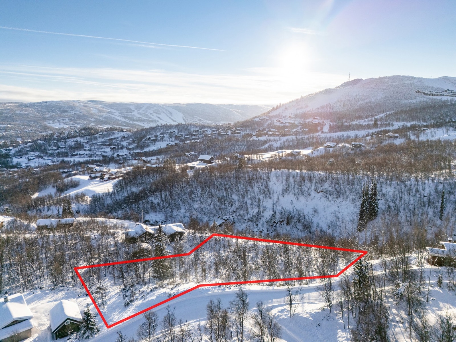 Eiendomsmegler Jannike Seljevoll Herleiksplass har gleden av å selge denne flotte tomten i Budalsvegen (Foto: Terje Bjørnsen) Galleribilde