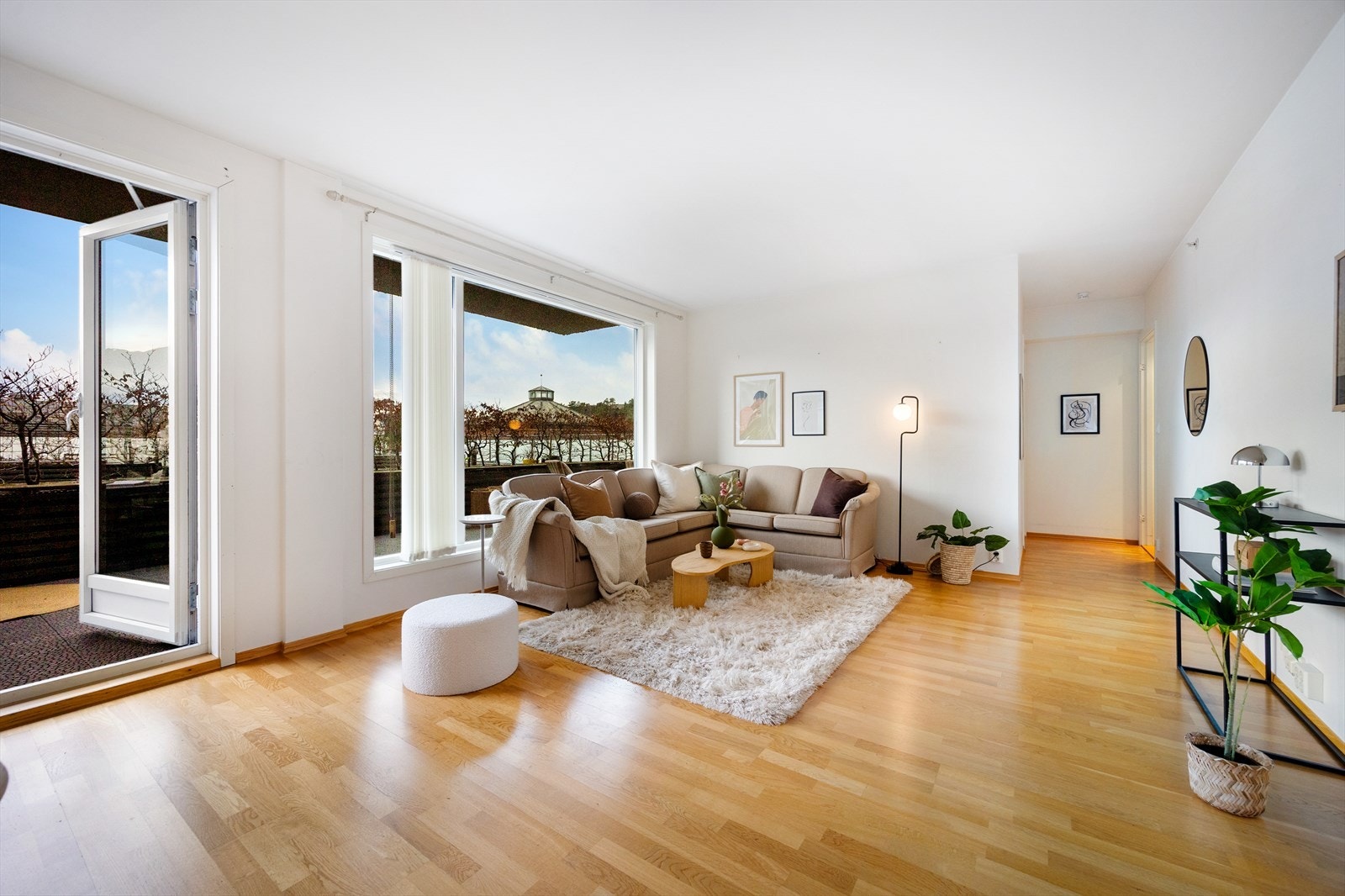 Rommet har en god utforming som gjør det enkelt å etablere to naturlige soner, med rikelig plass til både sofa og spiseplass. Galleribilde