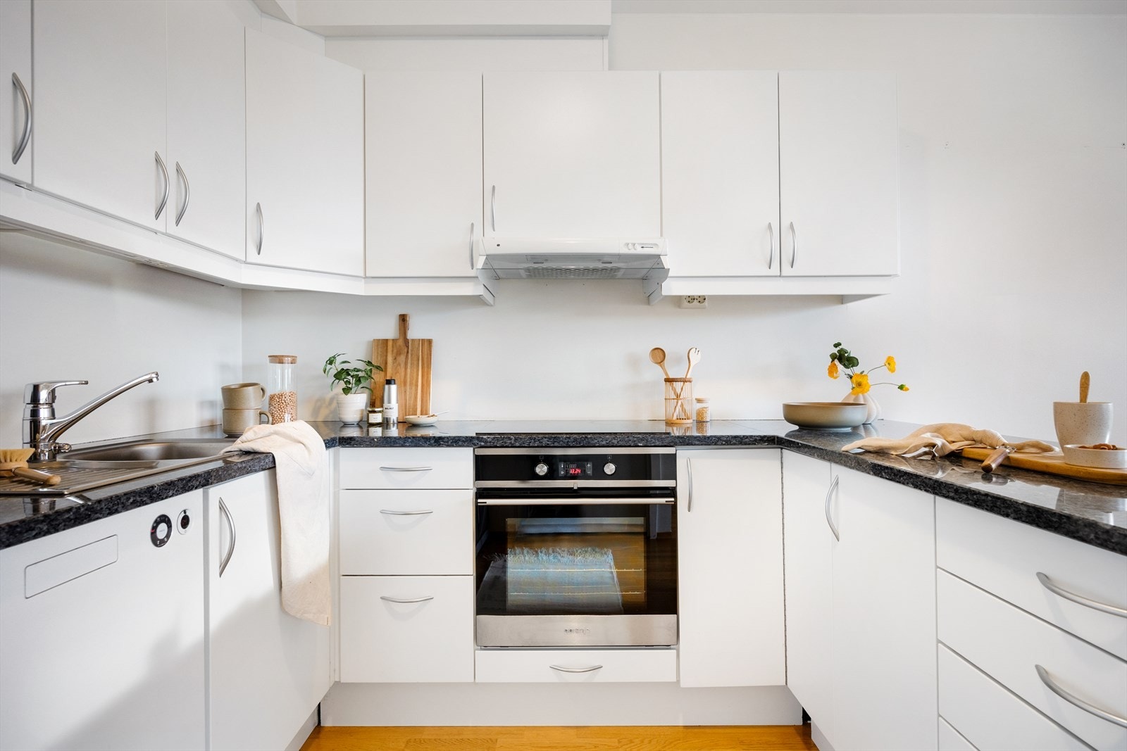 Videre er kjøkkenet innredet med integrert platetopp og stekeovn, samt ventilator med mekanisk avtrekk. Herfra er det adkomst til en bod som gir gode oppbevaringsmuligheter. Galleribilde