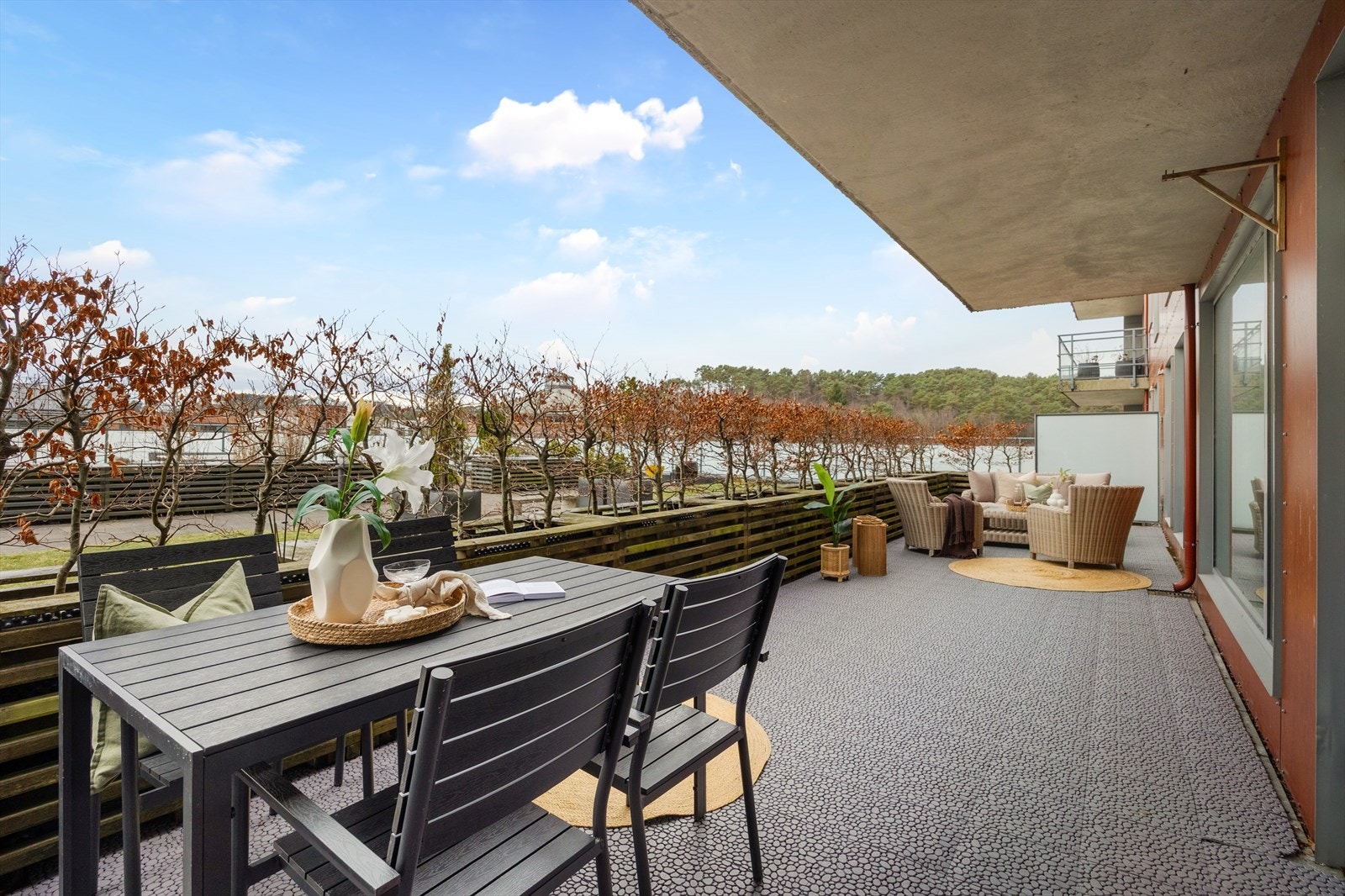 Terrassen er perfekt for både rolige morgenstunder og lange sommerkvelder. Galleribilde