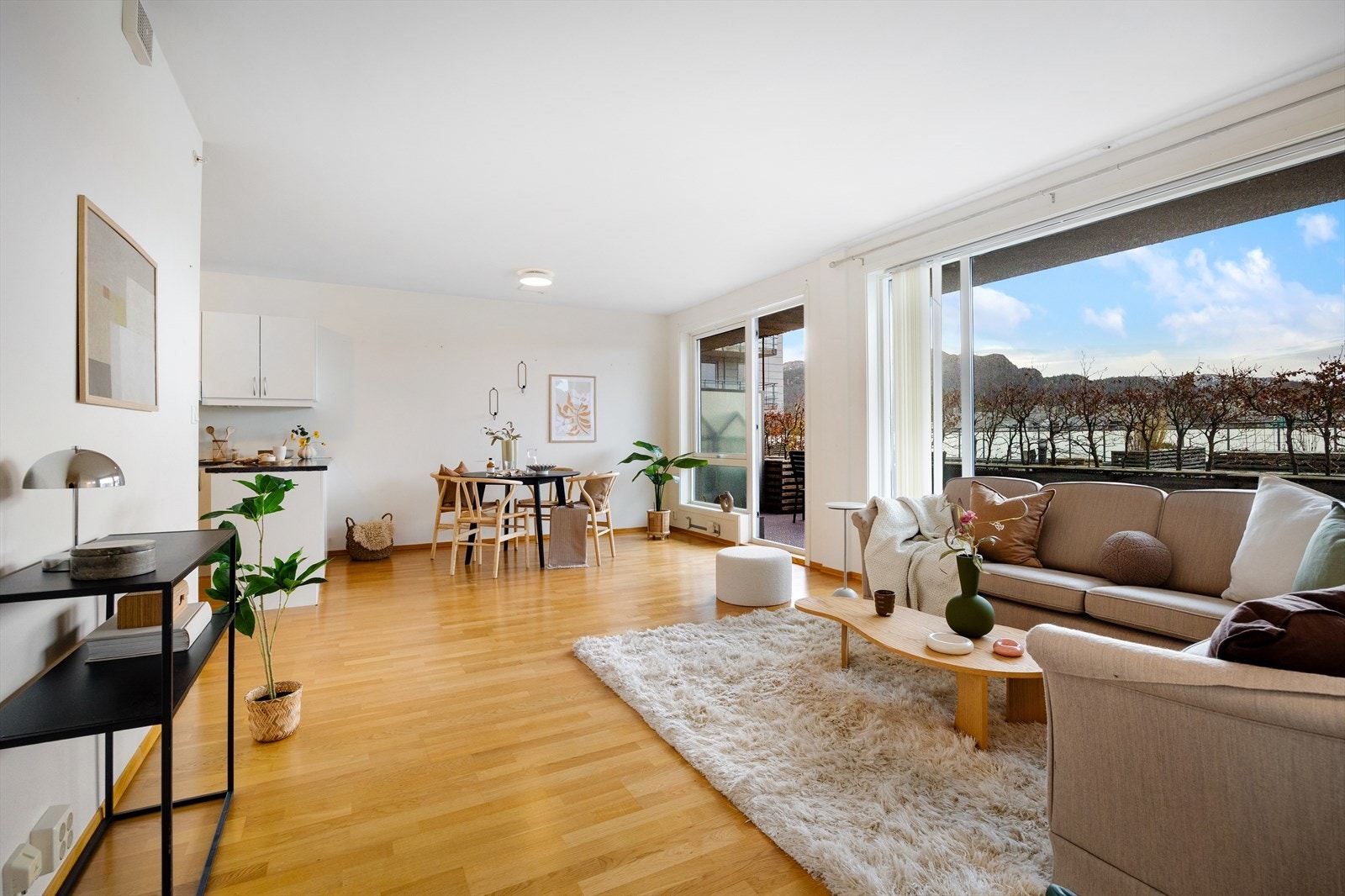 Stuen oppleves som romslig og innbydende, med store vindusflater som slipper inn rikelig med dagslys og gir flott utsikt. Galleribilde