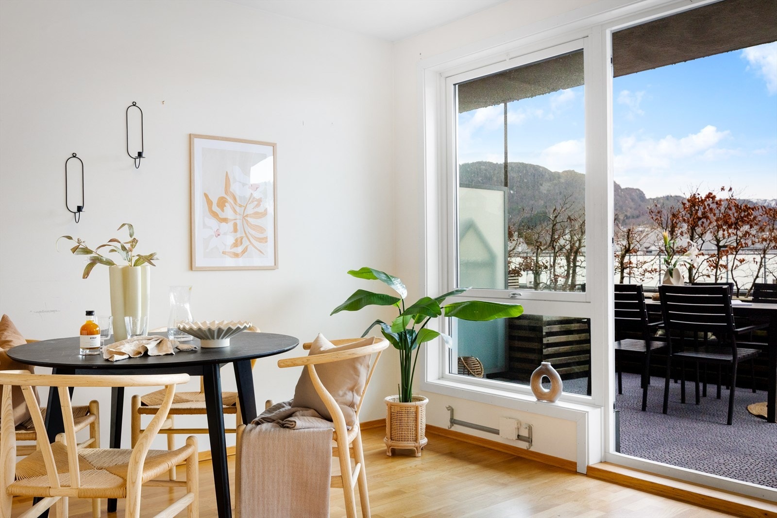 Fra stuen er det også utgang til en solrik terrasse på hele 33 m²! Galleribilde