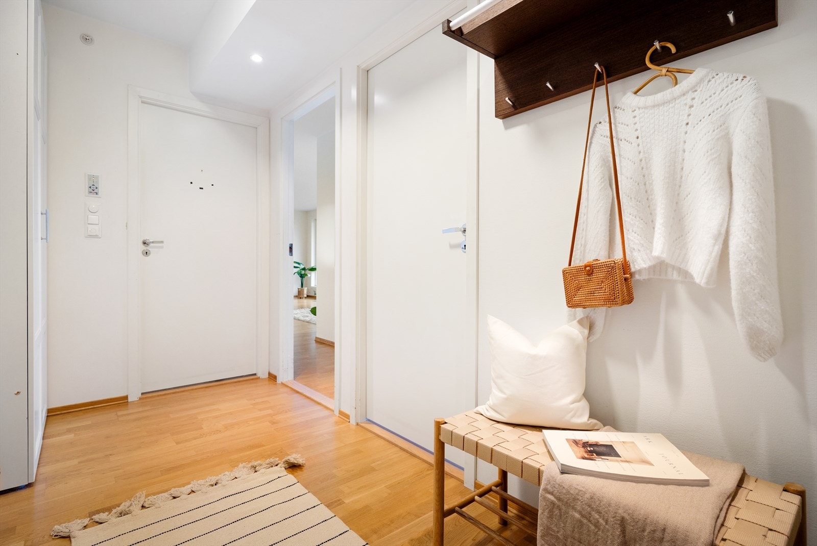 Leiligheten har en lys og innbydende entré med god plass til skapløsninger og oppheng for yttertøy. Galleribilde