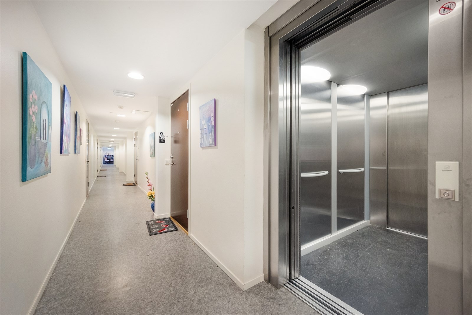 Parkeringsplassen i garasjen ligger like ved heisen. Enkelt og greit i hverdagen. Galleribilde