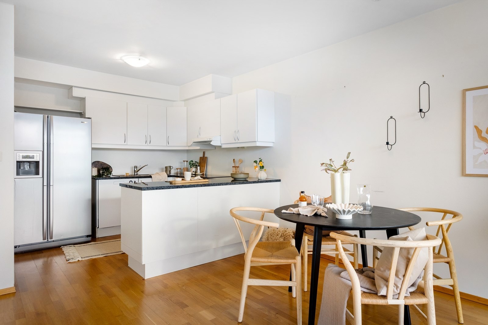 Kjøkkenet ligger i åpen løsning mot stuen og har rikelig med skap- og benkeplass. Galleribilde