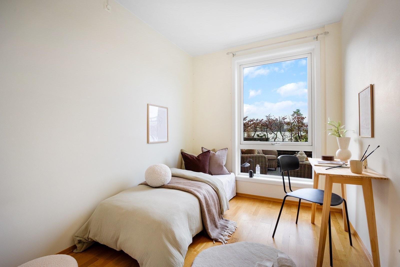 Soverom 2 har godt med naturlig lysinnslipp. Galleribilde