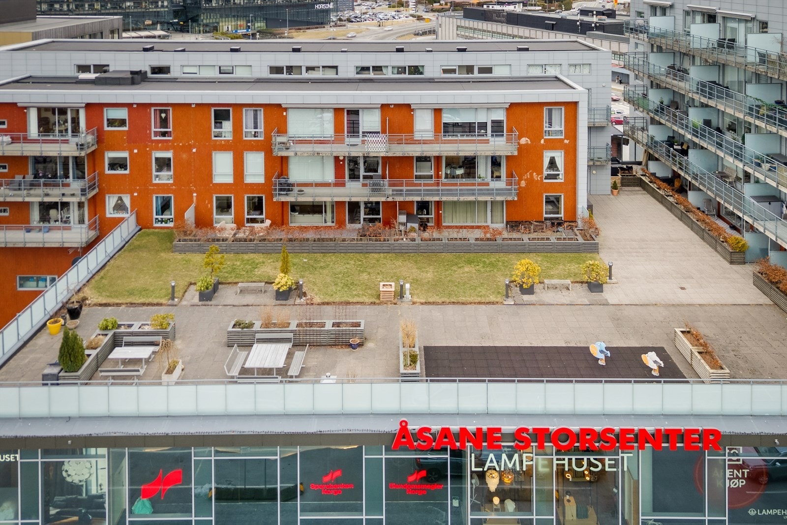 Boligen ligger svært sentralt, med umiddelbar nærhet til et rikt utvalg av service-, kultur- og fritidstilbud. Galleribilde