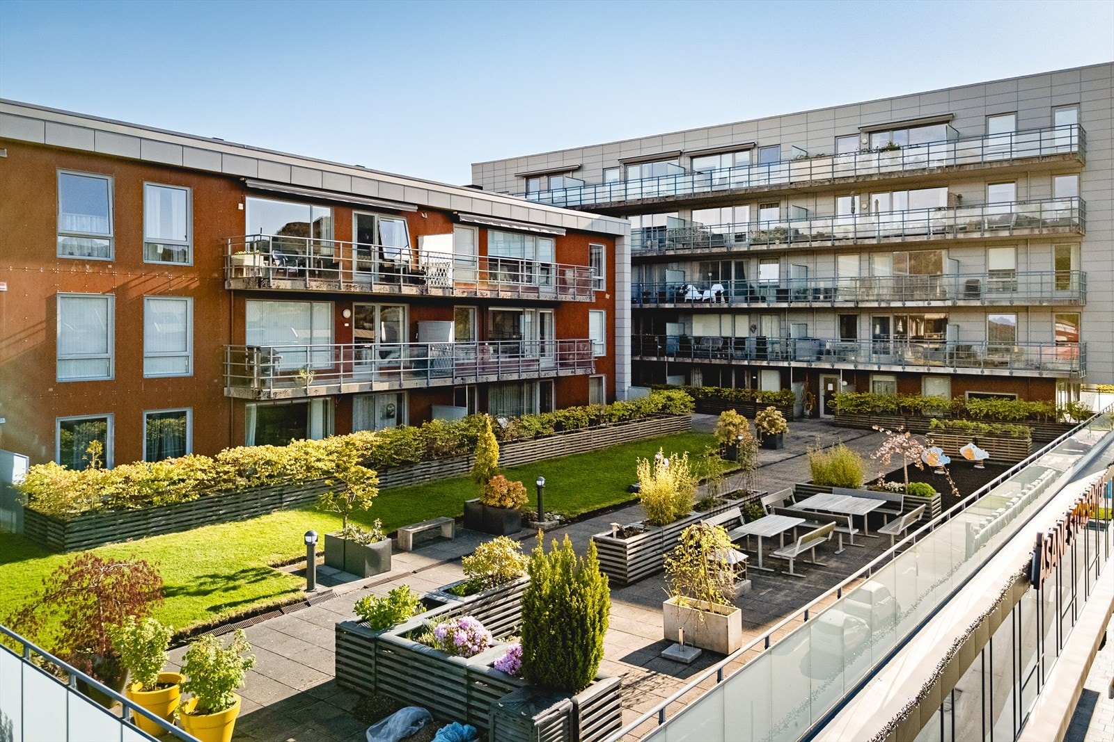 Beliggenheten er høy og luftig, med flott utsikt over Åsane, samtidig som området ligger godt tilbaketrukket fra trafikkstøy. Galleribilde