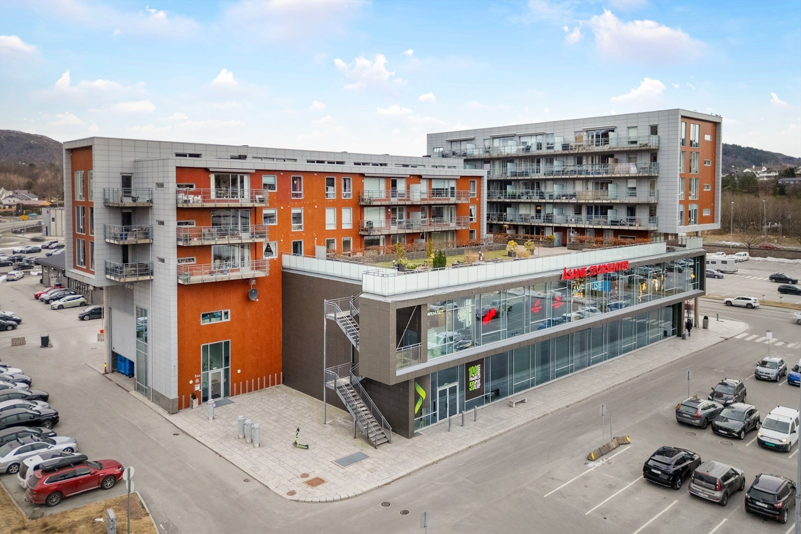 For den friluftsinteresserte er veien kort til flere populære turområder, blant annet Geitanuken og Veten, som byr på flotte naturopplevelser året rundt. Galleribilde