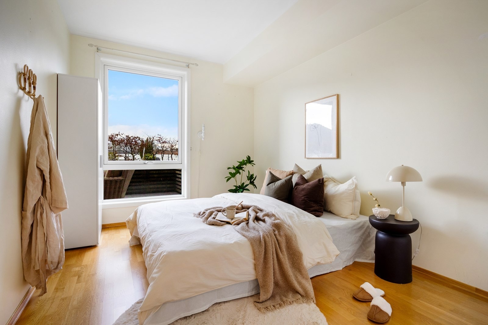 Hovedsoverommet har god plass til seng, nattbord og garderobeløsning. Galleribilde