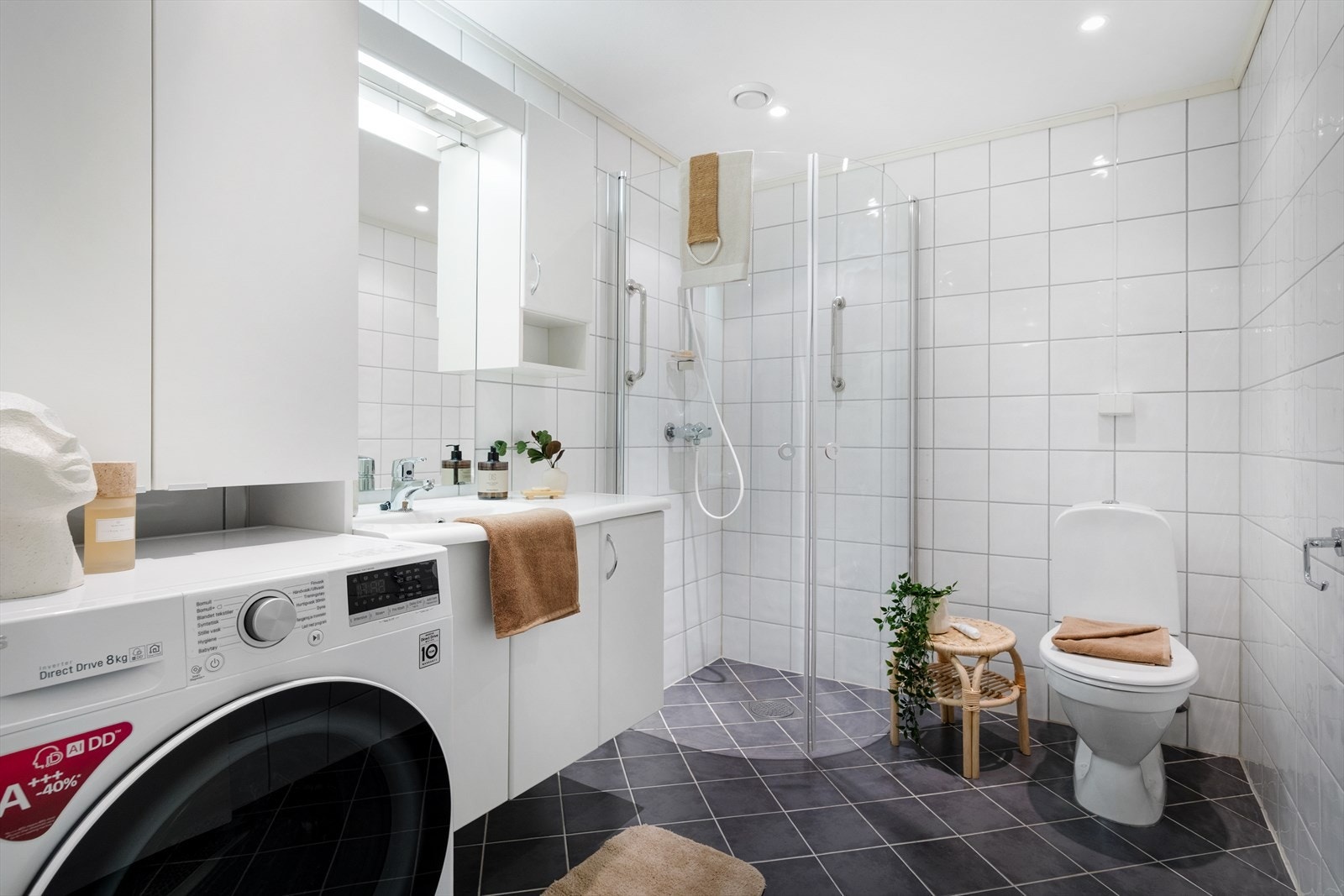 Herfra har man adkomst til et lekkert helfliset bad på 5,2 m². Galleribilde