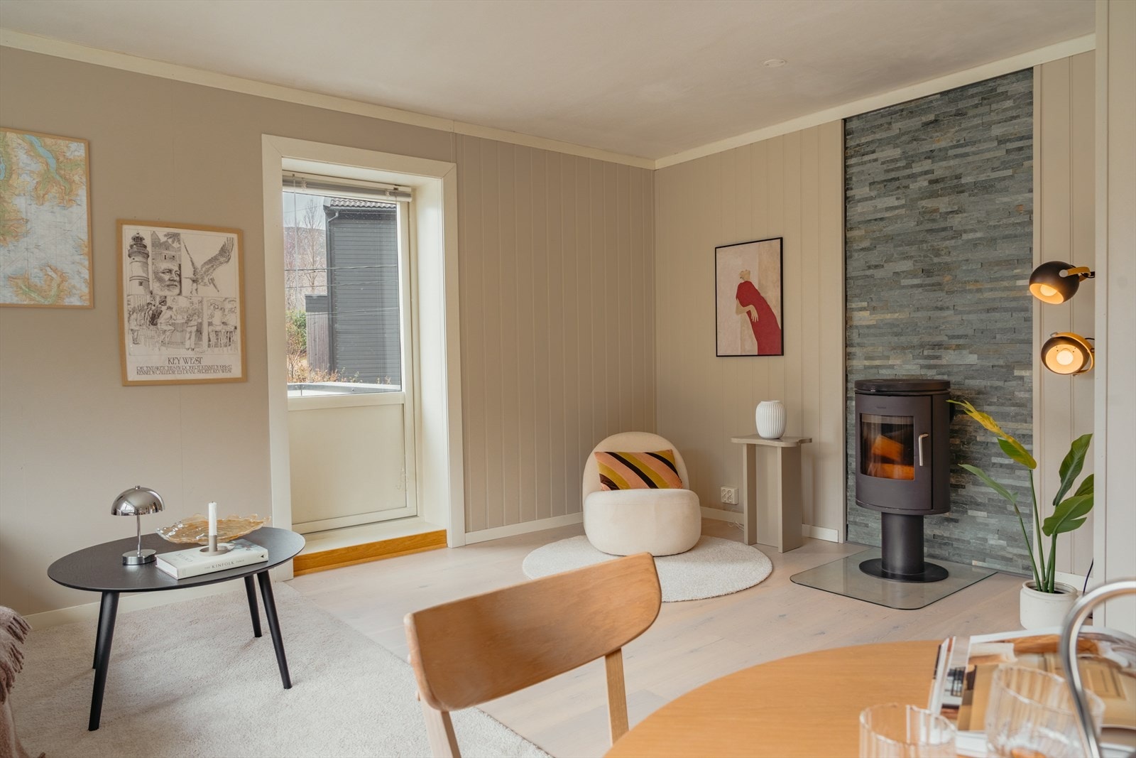 Stuen er utstyrt med vedovn som sørger for god oppvarming og en hyggelig atmosfære. Galleribilde