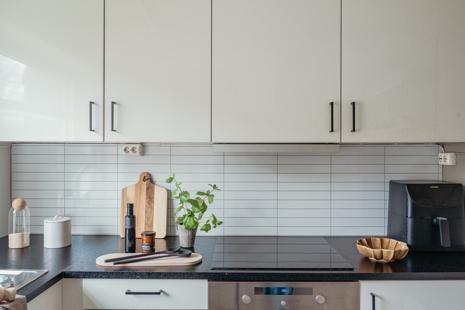 Utstyrt med integrerte hvitevarer som kombiskap, oppvaskmaskin, platetopp og stekeovn Galleribilde