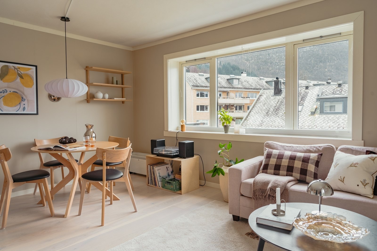 Velkommen til Fiolveien 8 presentert av Aktiv Eiendomsmegling v/ August Jacobsen! Foto: Quinn v/ Petter Tran. Galleribilde