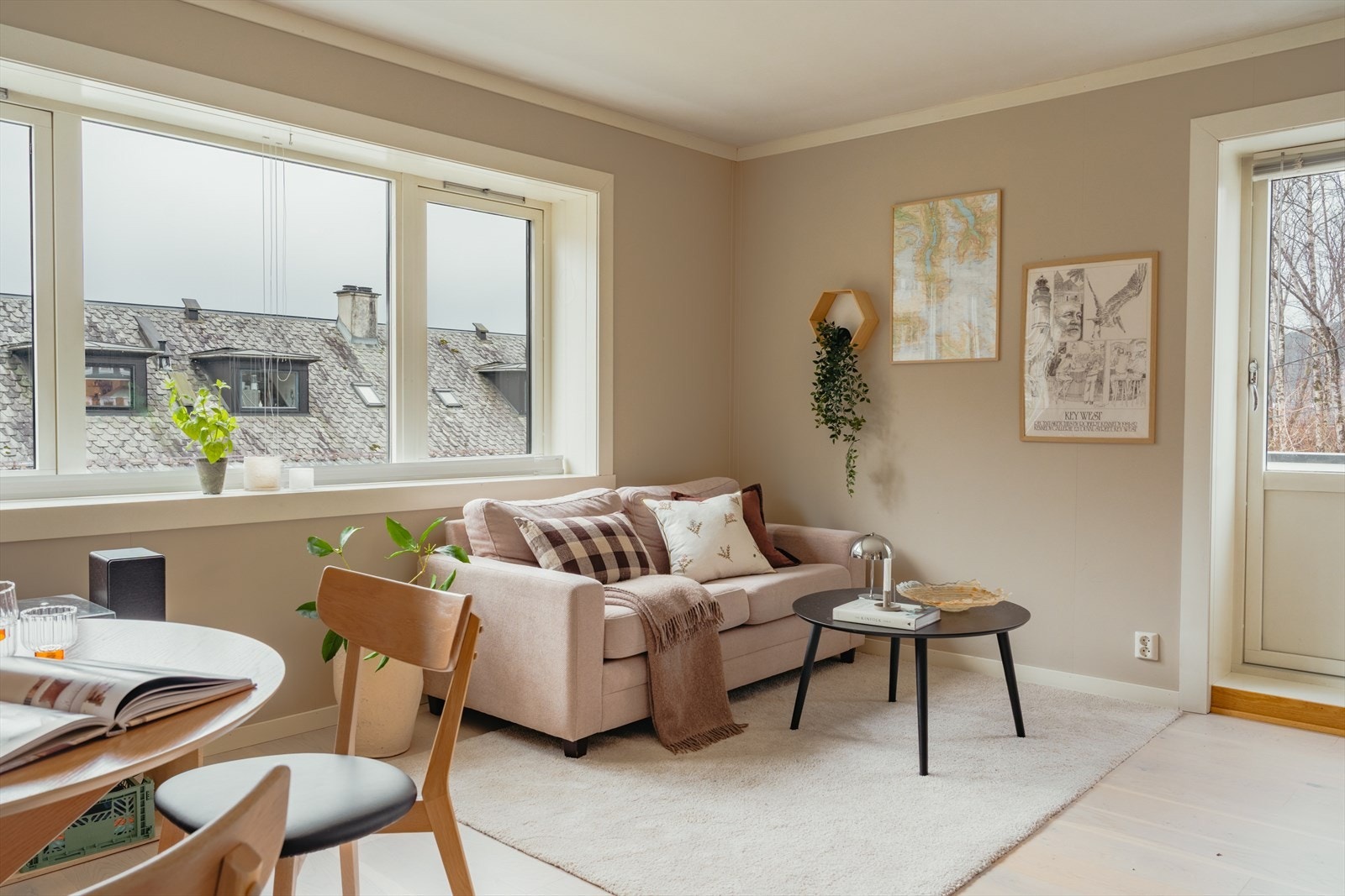 Vi beveger oss inn i hjerte av boligen | En lys og tiltalende stue med slette vegger og flotte fargenyanser Galleribilde