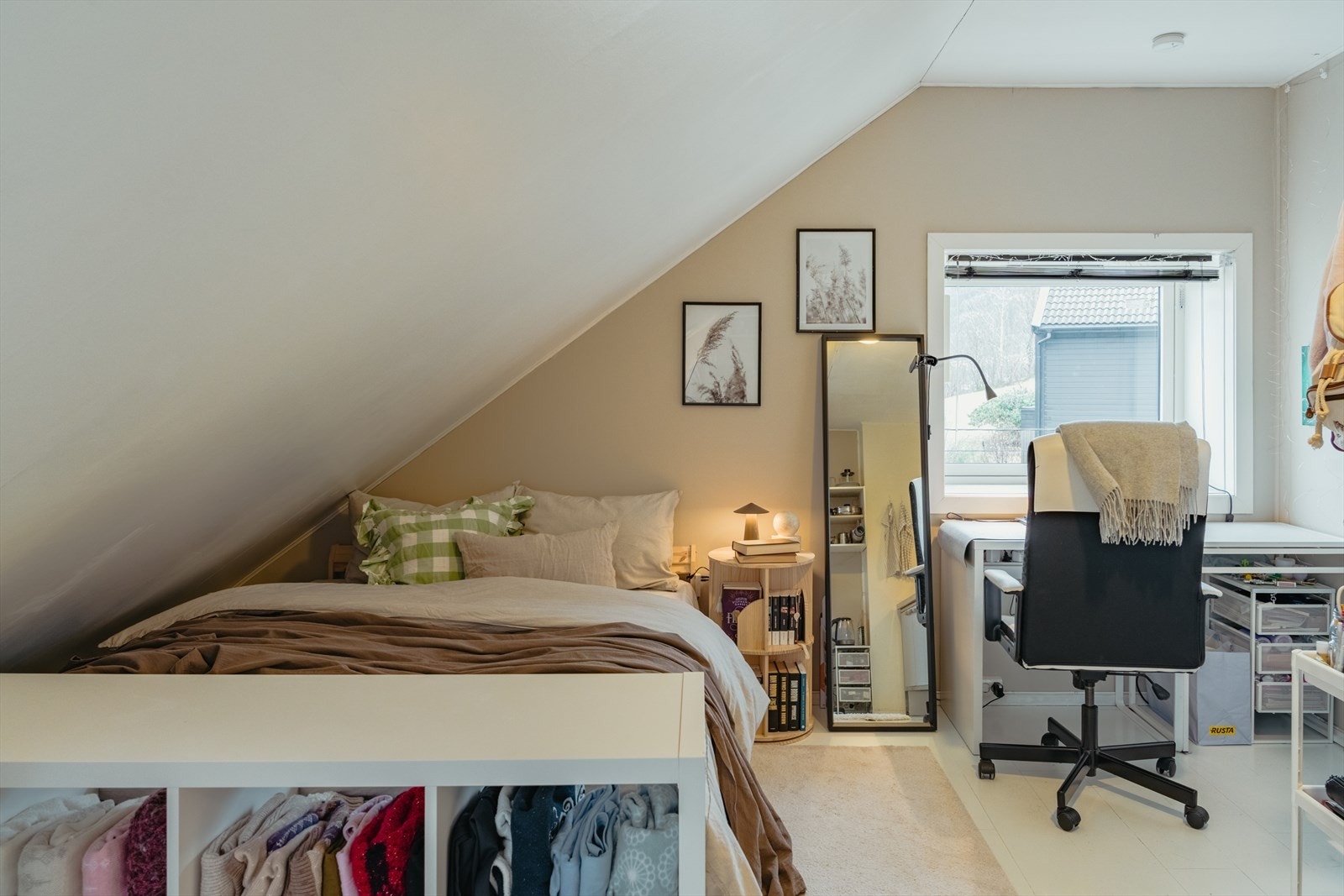 Hybelen er utleid for 6 000,- i dag - men er ikke indeksregulert. Galleribilde