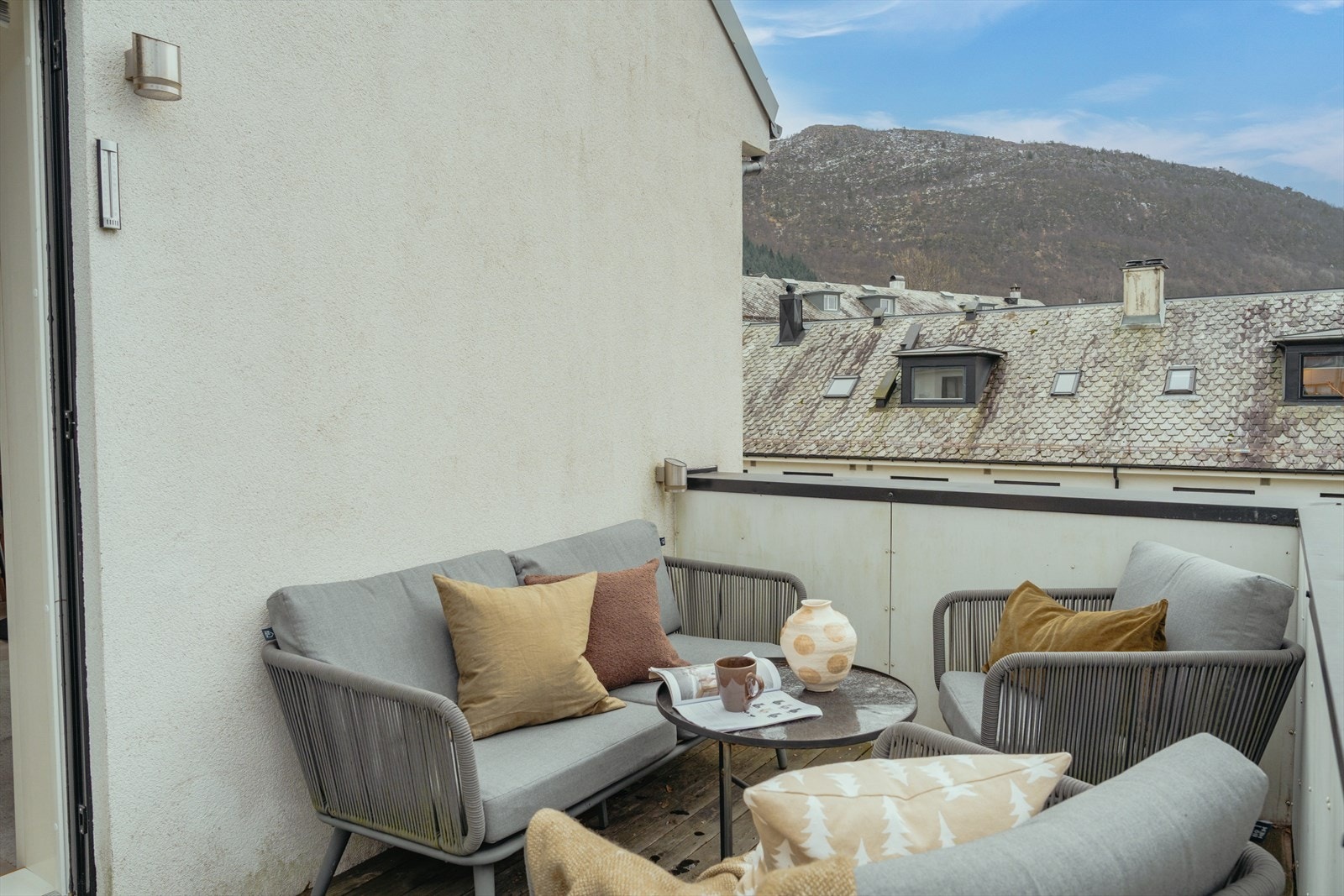 Altanen er romslig og usjenert, og blir et naturlig samlingspunkt, spesielt på ettermiddager når solen virkelig varmer. Galleribilde