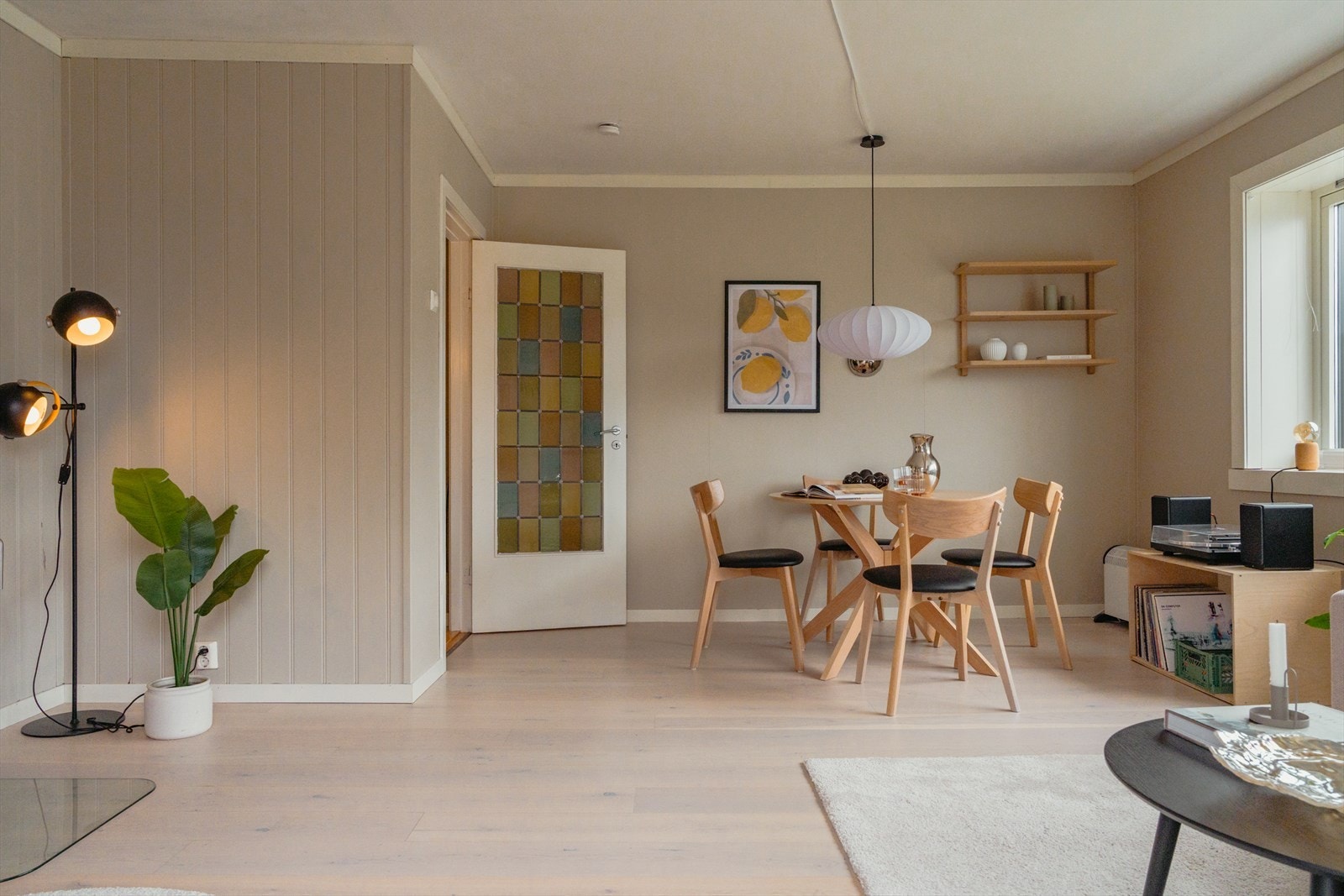 Stuen oppleves luftig med god takhøyde Galleribilde