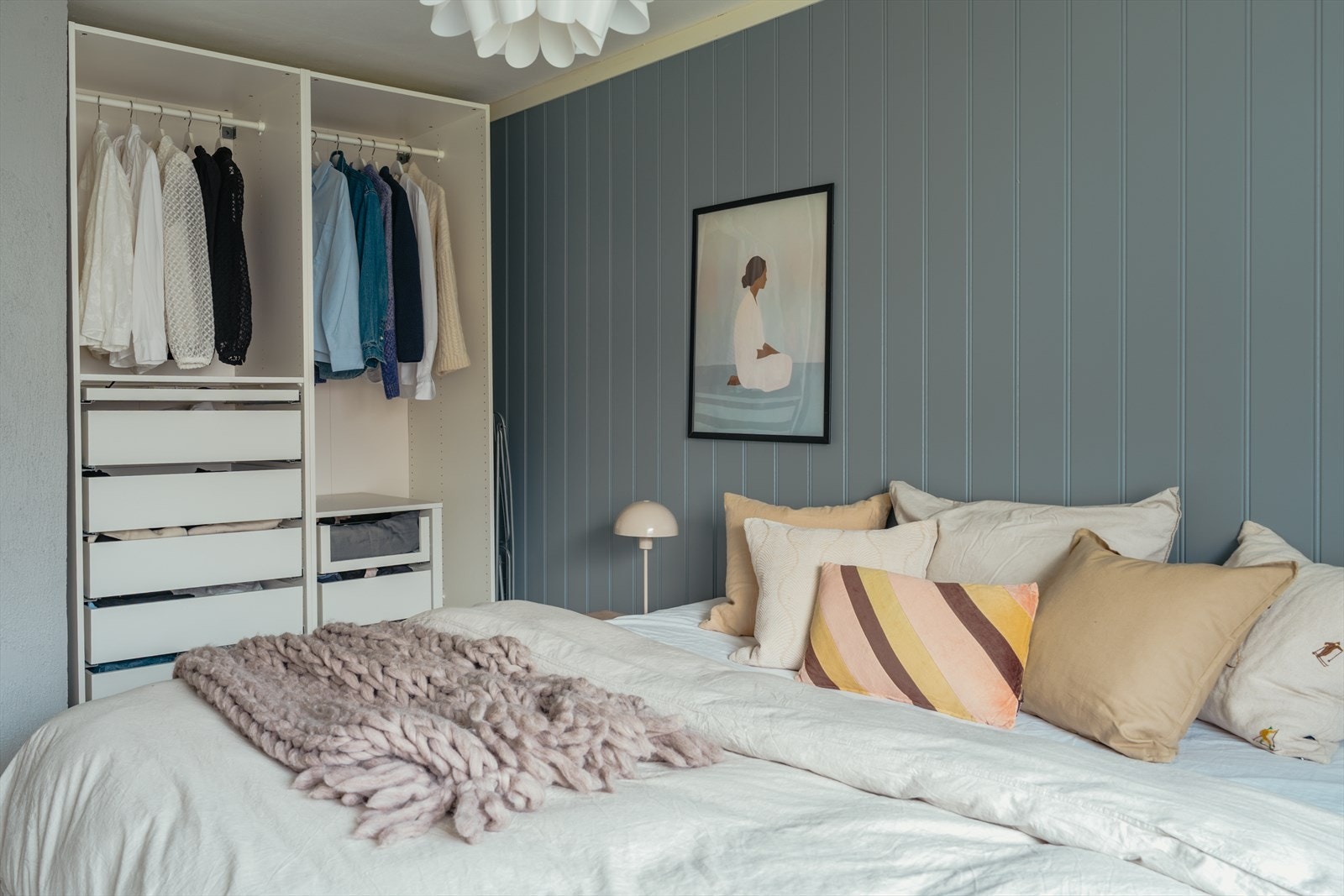 Innredet med praktisk garderobeløsning Galleribilde