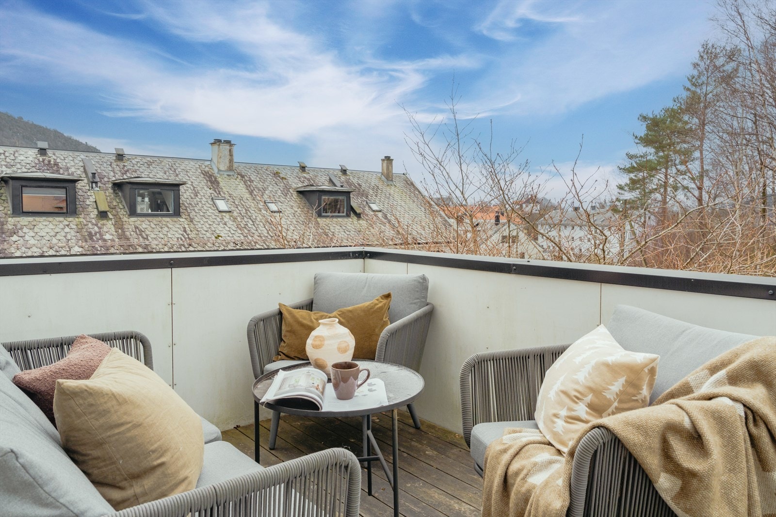 Altanen ligger sørvestvendt med svært gode solforhold! Galleribilde