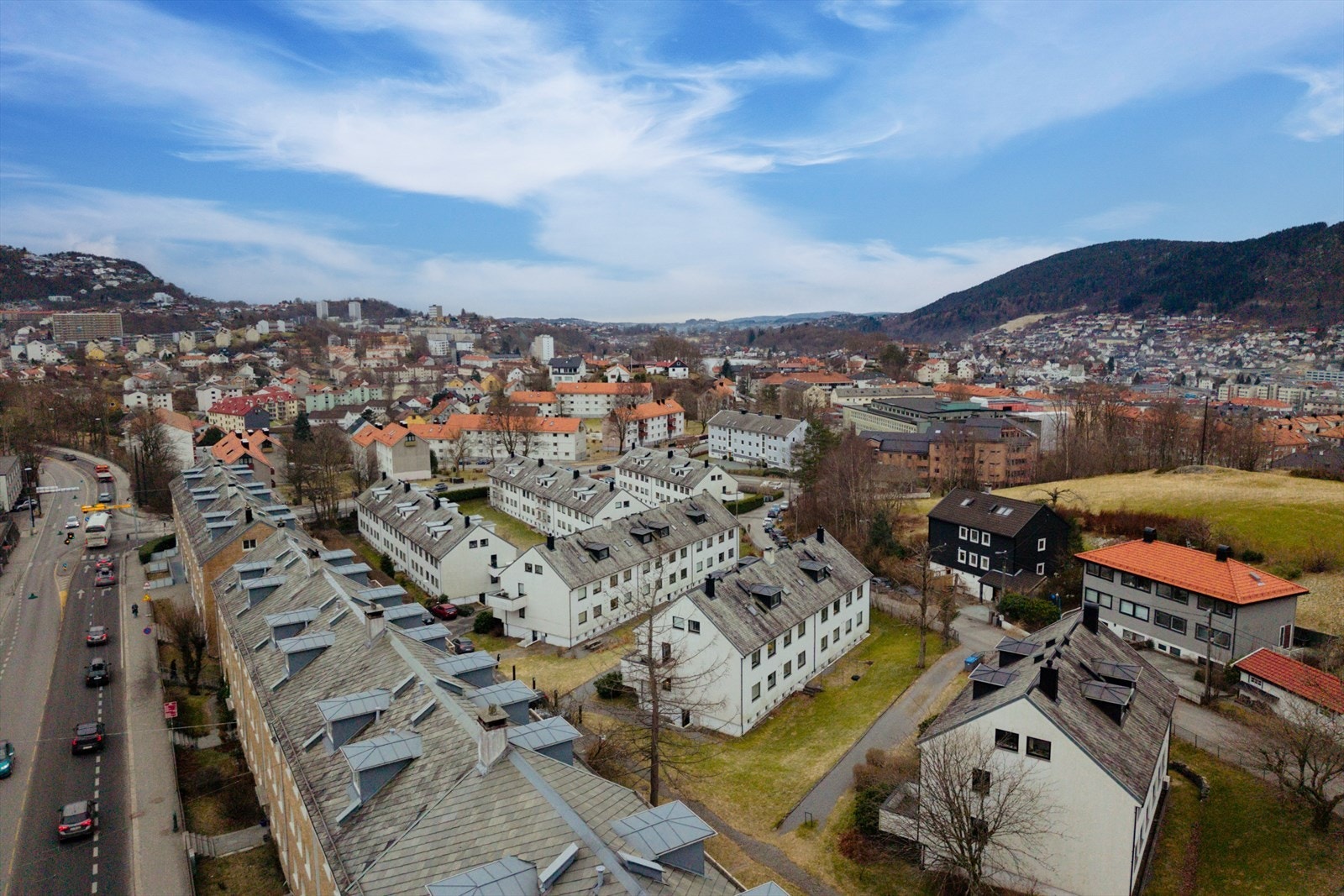 Gangvei mellom blokkene til busstoppet Galleribilde