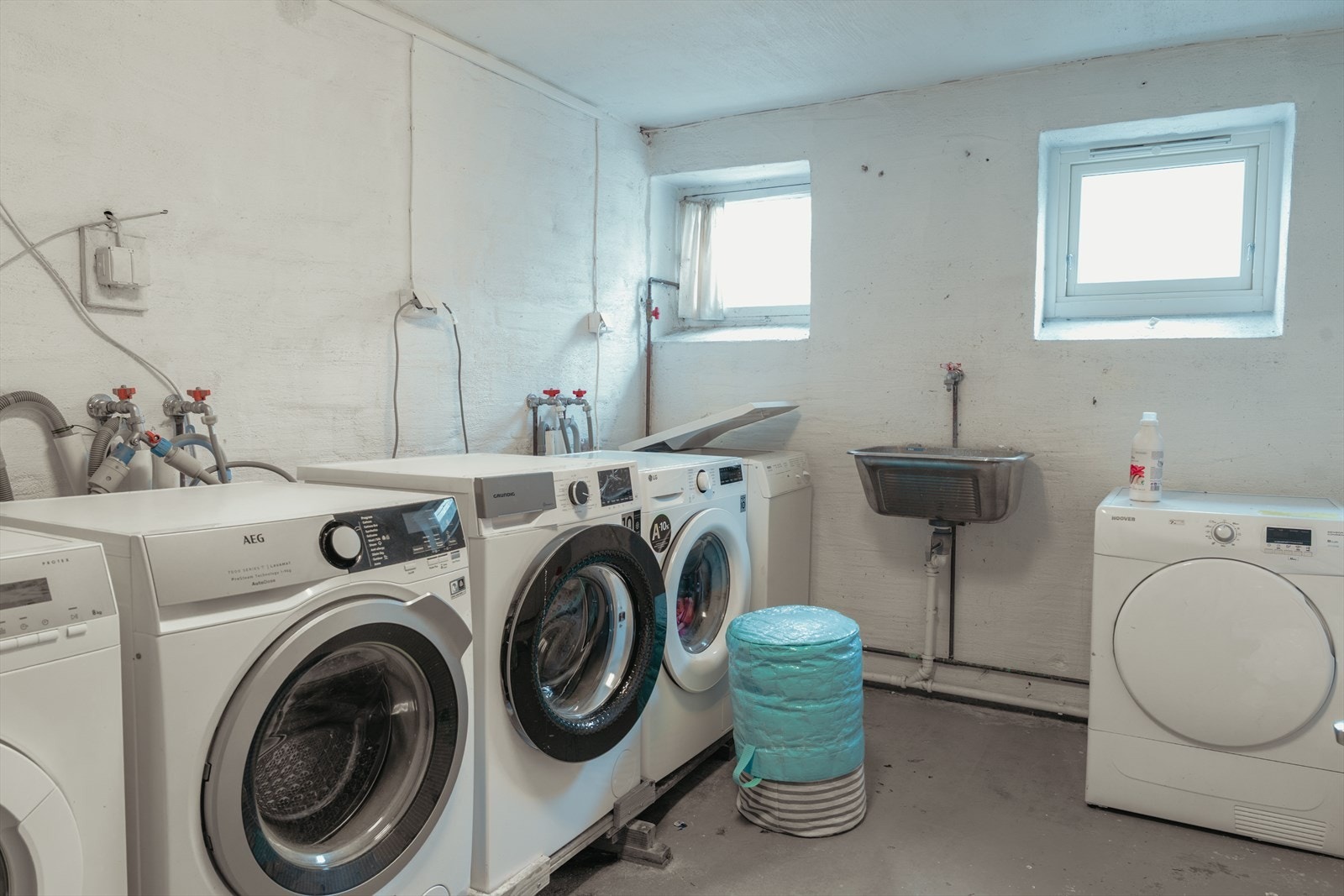 Felles vaskerom i kjeller. Galleribilde