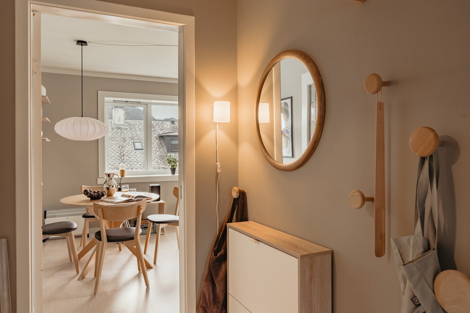 Velkommen inn! du møtes av en lys og romslig èntre Galleribilde