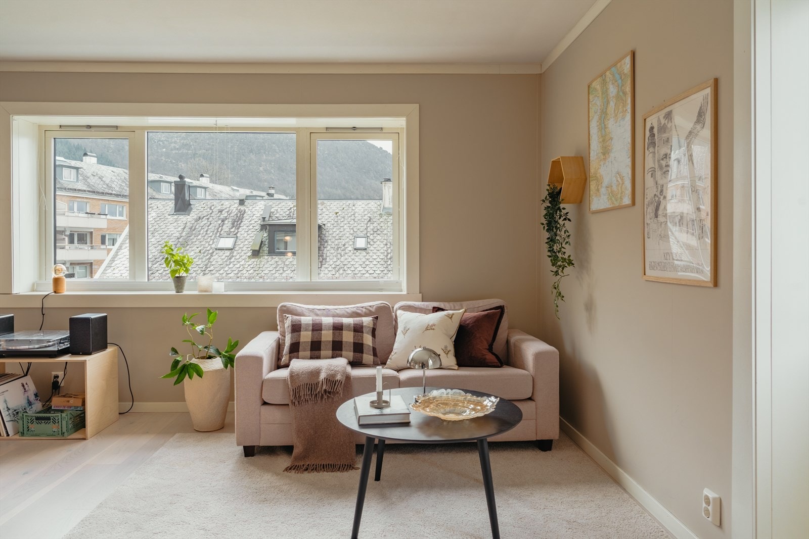 Her møtes vi av store vindusflater som slipper inn rikelig med naturlig lys! Galleribilde