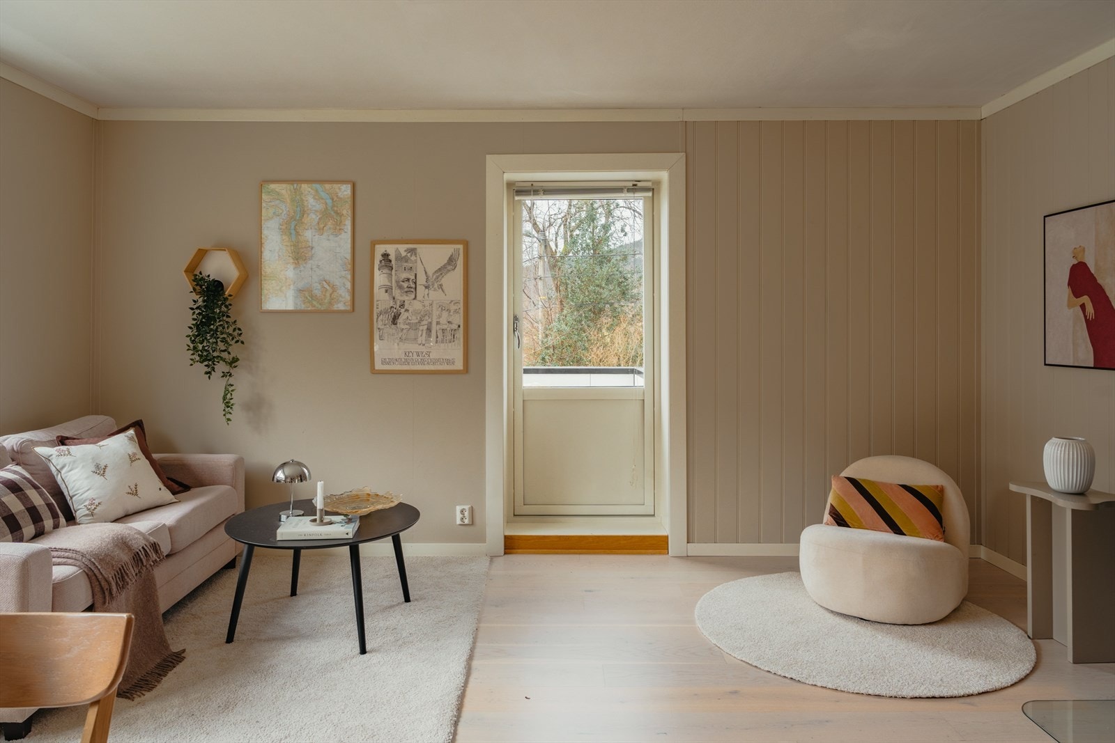 Fra stuen er det utgang til en herlig uteplass på 7 kvm Galleribilde