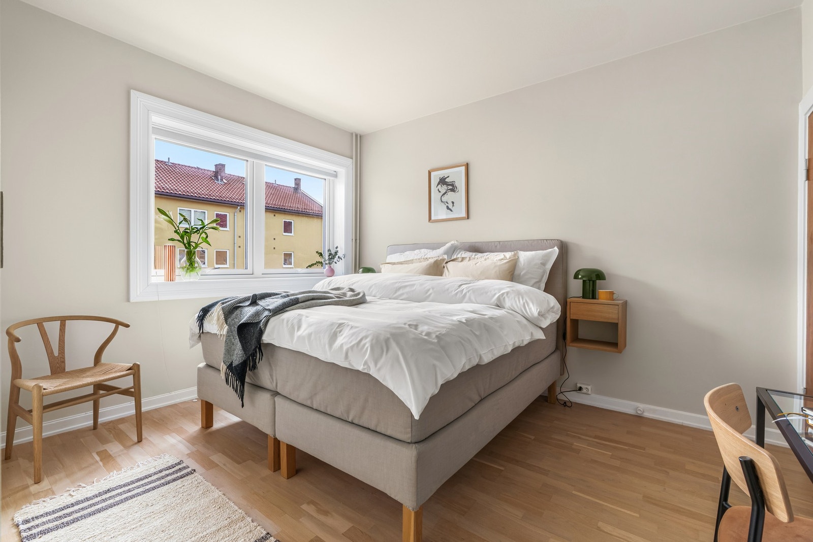 Rommet har plass for en stor dobbeltseng Galleribilde