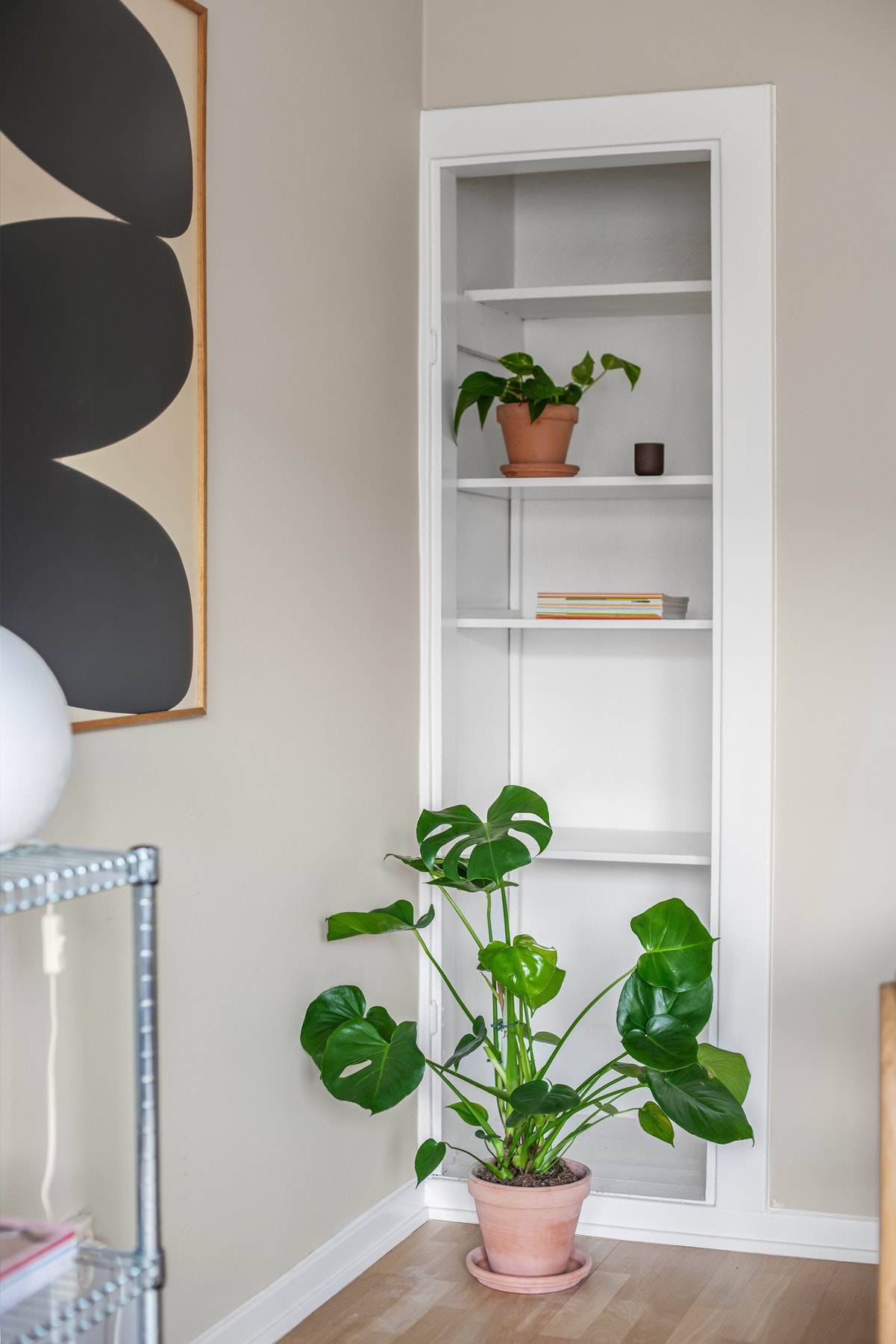 I den ene enden av rommet er det plassbygde hyller for oppbevaring eller pynteting Galleribilde