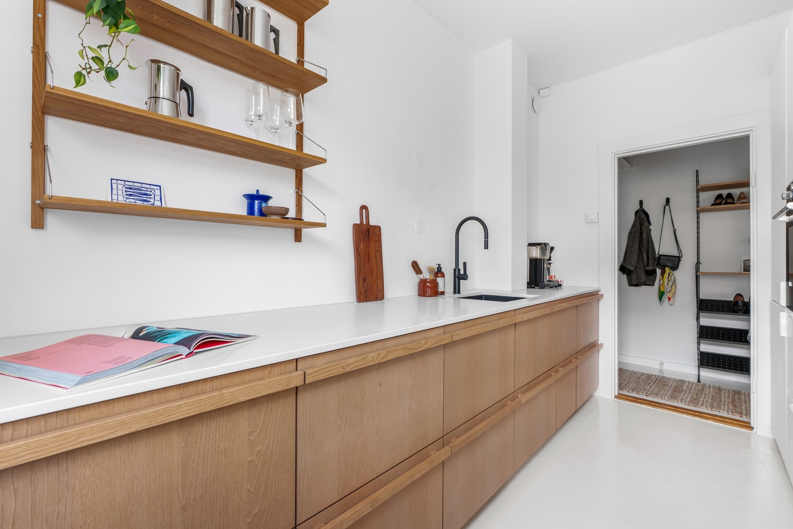 Leiligheten har et meget lekkert kjøkken i separat rom Galleribilde