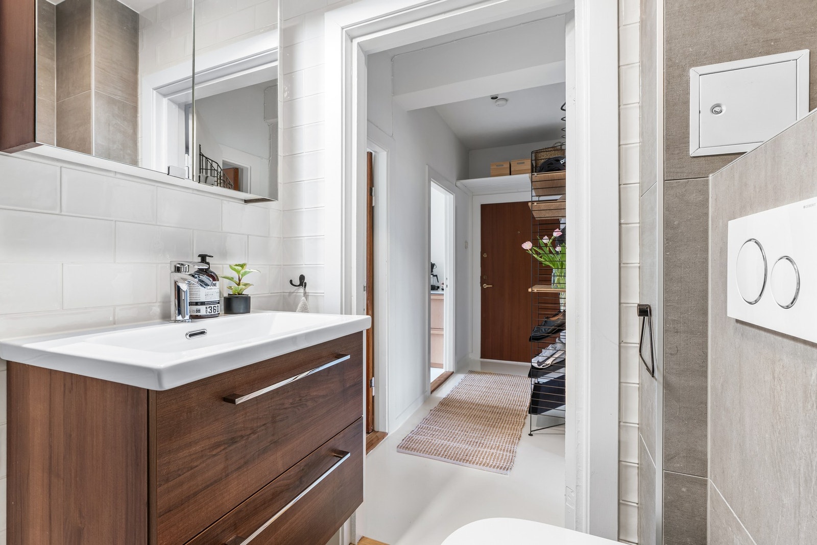 Leiligheten har et meget lekkert og delikat bad som ble pusset opp i 2017 Galleribilde