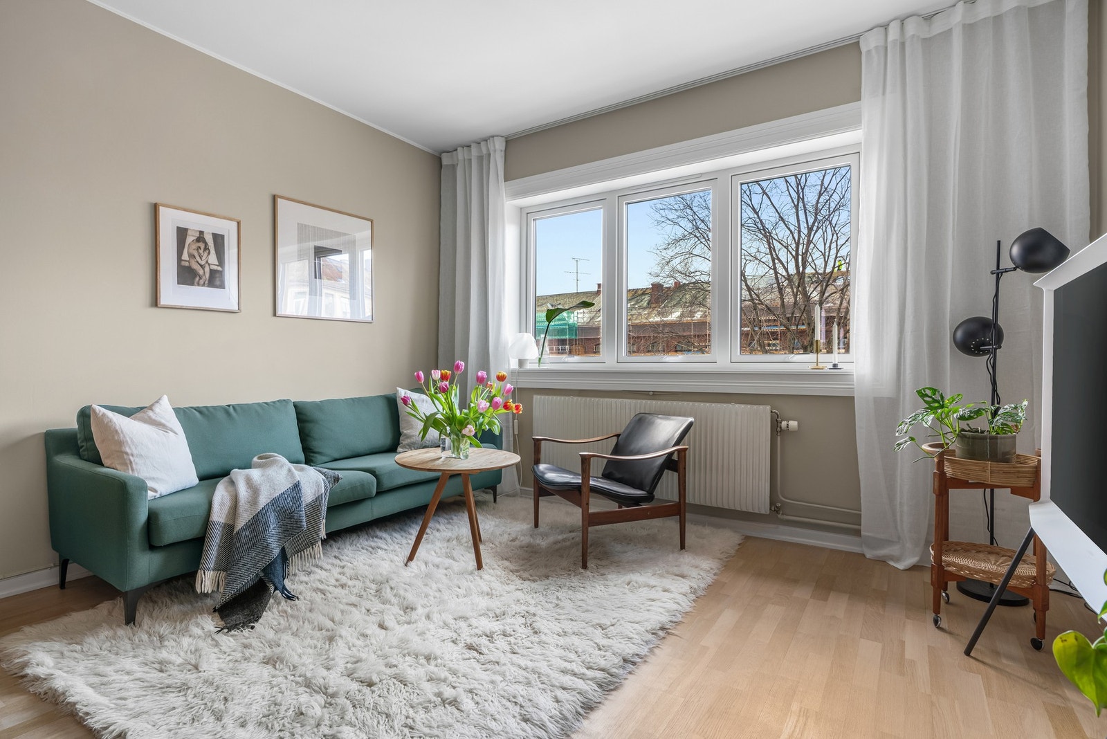 Leiligheten har en gjennomgående planløsning som gir en lys og luftig atmosfære, og en god romfølelse Galleribilde