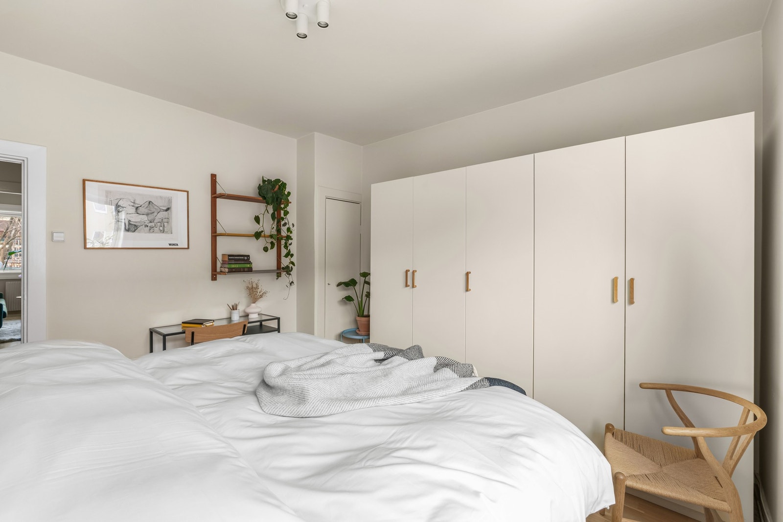 Store medfølgende garderobeskap med god oppbevaringsplass, i tillegg er det et plassbygd garderrobeskap i det ene hjørnet av rommet Galleribilde