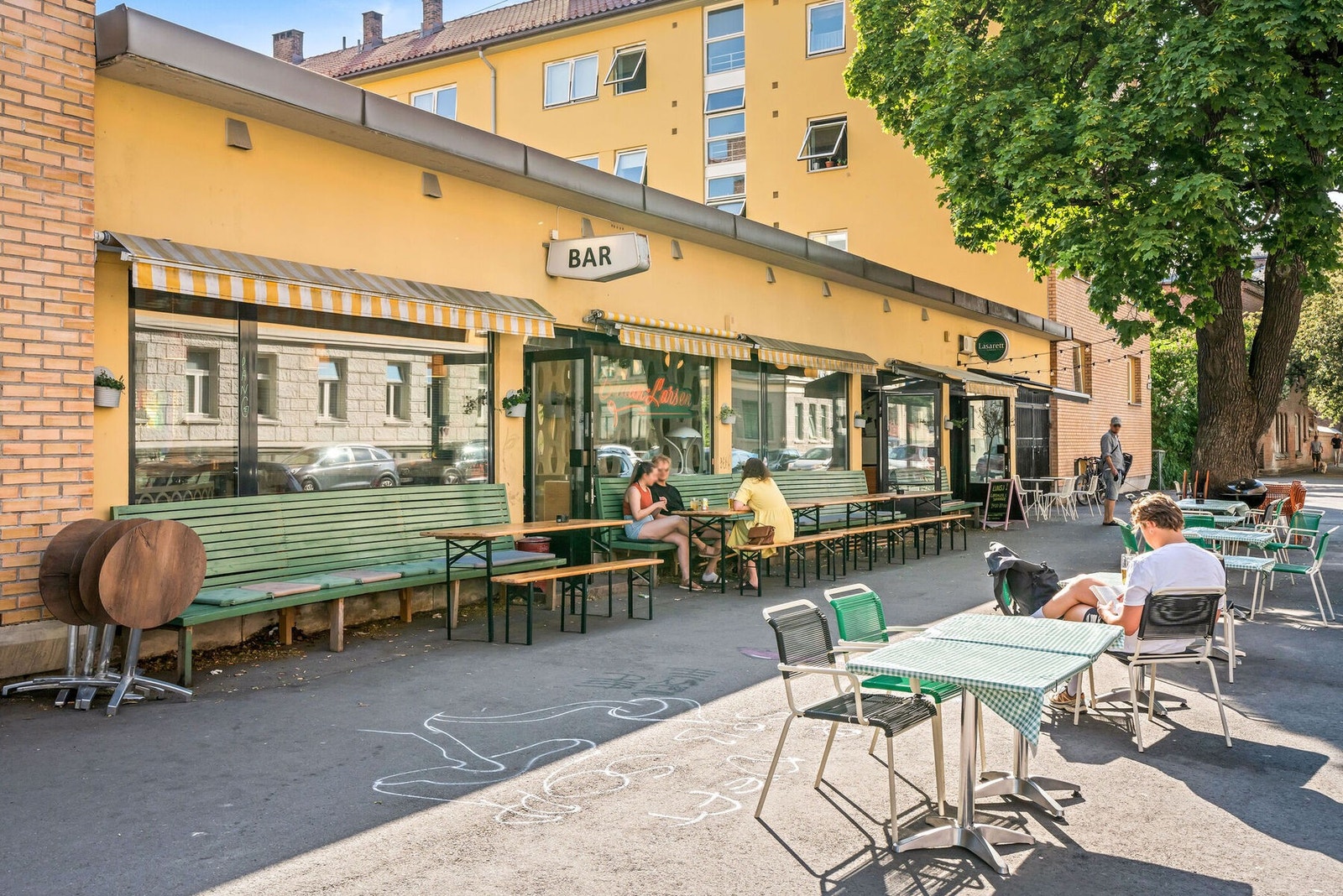Området har utallige koselige restauranter og barer, flere med uteservering om sommeren Galleribilde
