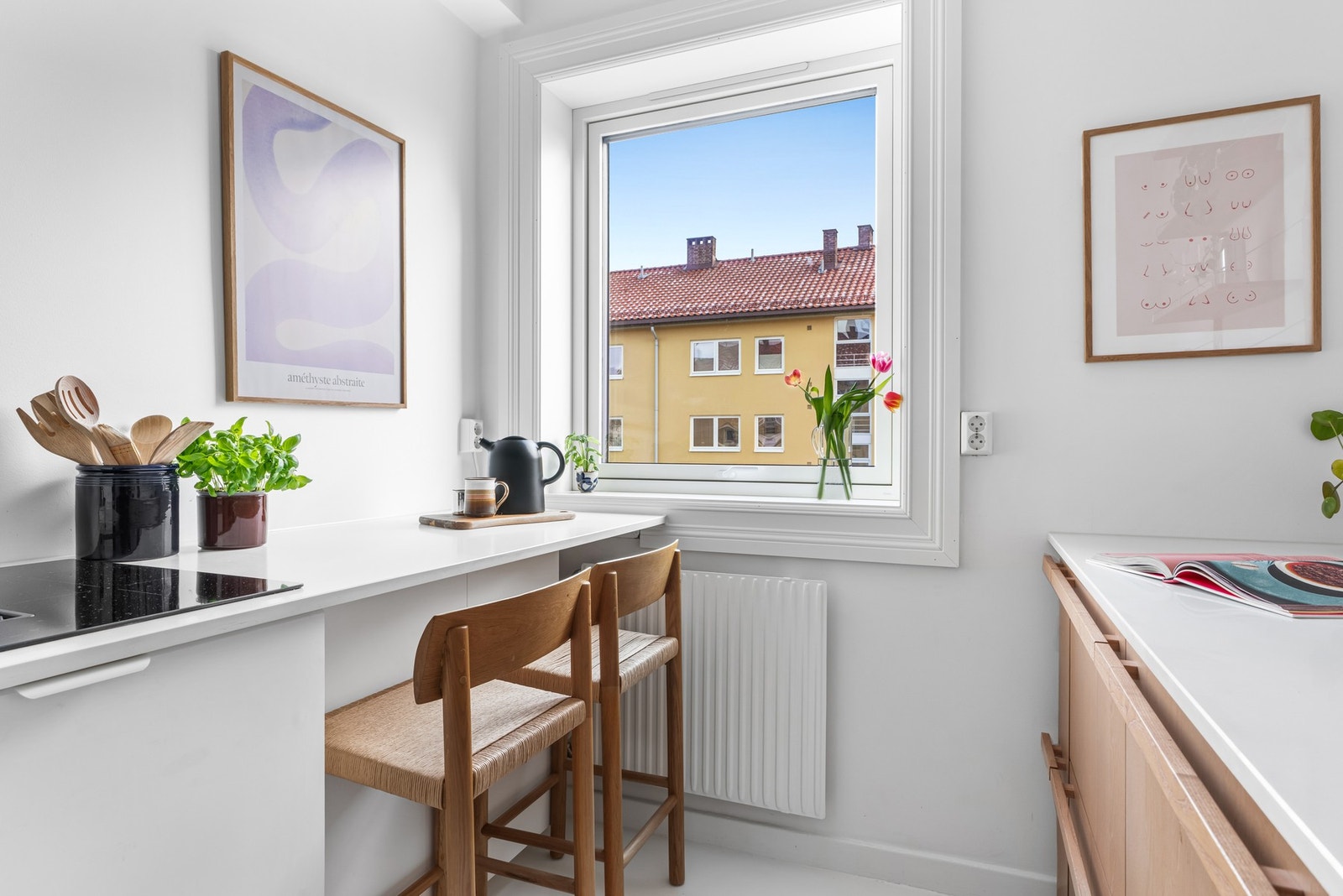 Kjøkkenet har vindu som gir godt med lys under matlagingen, i tillegg til en fin barløsning ved vinduet hvor det er hyggelig å innta morgenkaffen Galleribilde